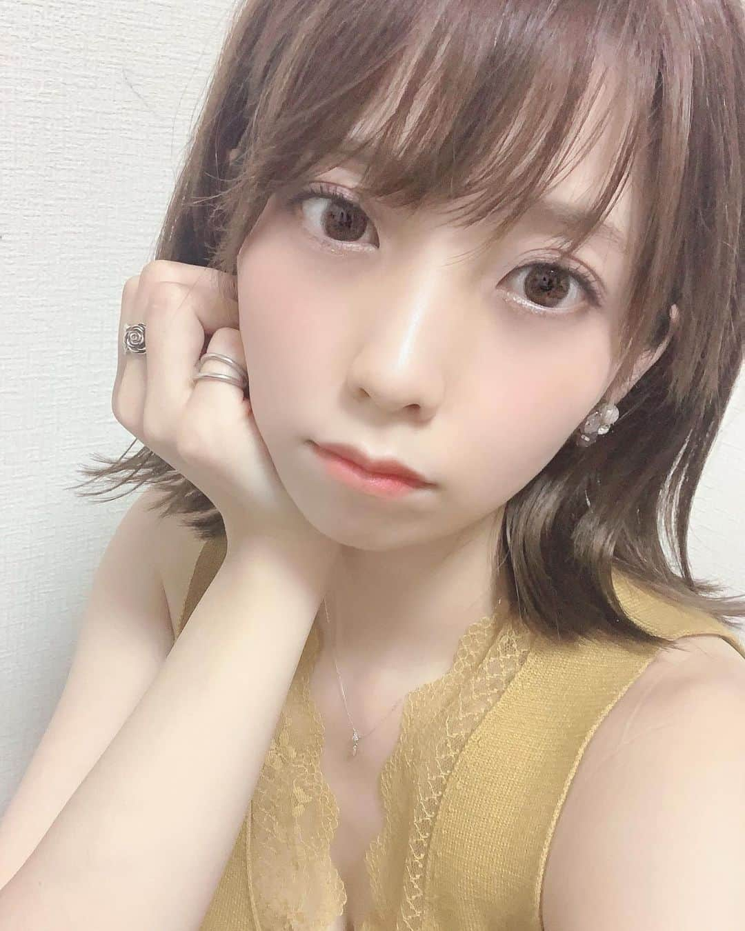 秋山依里さんのインスタグラム写真 - (秋山依里Instagram)「♡﻿﻿ ﻿﻿ 久々の自撮り🐰💭 最近のあきやまさん( ˇωˇ )  中指のリングは10年くらい前にお仕事で自分でデザイン→作っていただいたお気に入り🥀  #イエベ春 だと思うけどシルバーのアクセ多めに付けがち🤔💭 #外ハネボブ #ウェットヘア #コスプレイヤー #被写体 #cosplaygirl #cosplayer #cosplayerofinstagram #selfie #model #japanesecosplayer #japanesegirl  #cosplayerofinstagram #selfiegram #自撮り #いつかのあきやまさん」9月12日 21時26分 - akiyama__eri