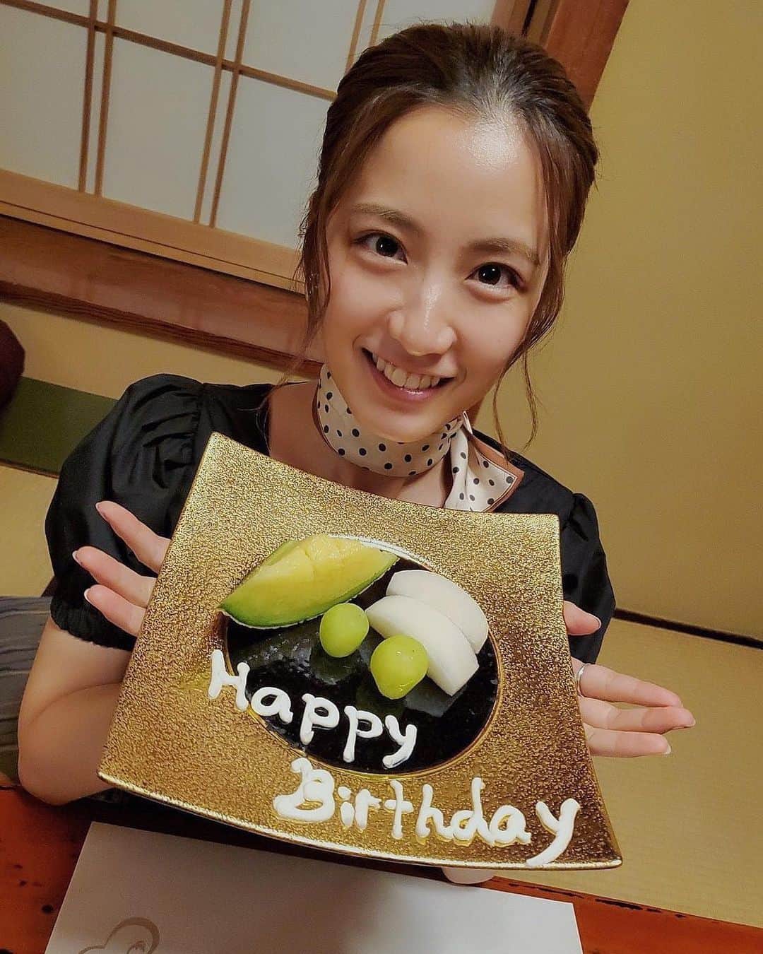えのきさりなのインスタグラム：「. 昨日、23歳になりました。 久しぶりに無性にすき焼きが食べたくなったので 22歳最後の日には日山さんへ。  お肉と一緒にお米も食べたいけど、 口を開くのも勿体ないと思うくらい美味しかったです。  23歳の えのきさりな も宜しくお願い致します！  #誕生日 #23歳 #19960911 #すき焼き割烹 #日山 #人形町 #すき焼き #birthday #sukiyaki #japan #tokyo」