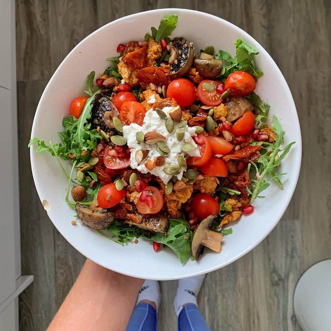 Zanna Van Dijkさんのインスタグラム写真 - (Zanna Van DijkInstagram)「Playing a game of “how many plants can I get on my plate?” 🌱 When I am lucky enough to make my own meal I always focus on getting in as many different nutrient dense foods as possible! This lunch contains: ➡️ Rocket ➡️ Sundried Tomatoes ➡️ Fresh tomatoes ➡️ Herby garlic mushrooms ➡️ Pesto @tofurkyuk vegan chicken ➡️ Pomegranate seeds ➡️ @yoganvegan almond cheese ➡️ Chopped almonds ➡️ Pumpkin seeds ➡️ @lucysdressings tangy dressing It is support important to not just get in fruits and veggies but to get in a VARIETY of them! If we eat the same ones all the time, which I am definitely guilty of, we don’t expose ourself to different nutrients and can potentially develop deficiencies in the long term 😅 So next time you’re at the supermarket try picking up a new local and seasonal veggie and incorporating it into your meal! Your body will thank you - as will your local farmers 🙏🏼💙 #plantbased #plantpowered #veganeats #nutrientdense」9月12日 21時27分 - zannavandijk