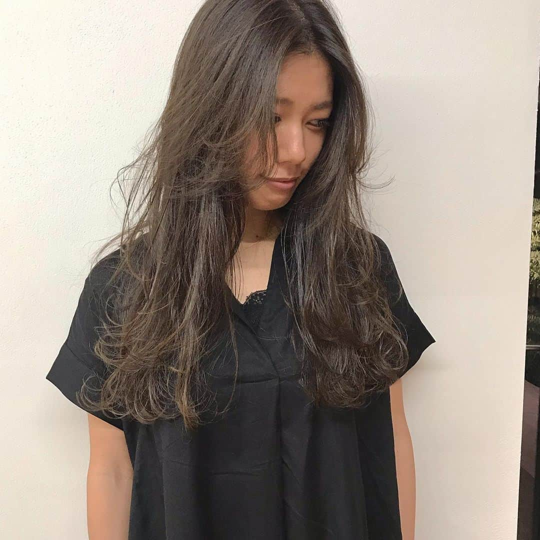 淺川美穂さんのインスタグラム写真 - (淺川美穂Instagram)「. たっぷりレイヤーを入れて ロングでも軽やかに 女性らしく。 . ハイライトも入れて より動きのある ロングレイヤースタイルに。 . 松本さんいつも ありがとうございます❤︎ . #six_salon」9月12日 21時32分 - asakawa_miho_