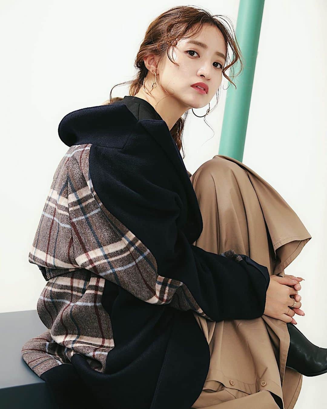 ARISA（和田有沙）さんのインスタグラム写真 - (ARISA（和田有沙）Instagram)「𝑆𝐻𝐸𝐿𝑇𝑇𝐸𝑅 𝑊𝐸𝐵 𝑆𝑇𝑂𝑅𝐸 "𝑃𝑅𝐸 𝑂𝑅𝐷𝐸𝑅 𝑂𝑈𝑇𝐸𝑅"ㅤㅤㅤㅤㅤㅤㅤㅤㅤㅤㅤㅤㅤㅤㅤㅤㅤㅤㅤㅤㅤㅤㅤㅤㅤㅤ Leory2型目!!!!ㅤㅤㅤㅤㅤㅤㅤㅤㅤㅤㅤㅤㅤ ◾︎ ﾊﾞｲｶﾗｰﾛﾝｸﾞｳｰﾙｺｰﾄ【BEG.MULTI】43,500-ㅤㅤㅤㅤㅤㅤㅤㅤㅤㅤㅤㅤㅤ Leoryでは初めての オーバーサイズコート😏ㅤㅤㅤㅤㅤㅤㅤㅤㅤㅤㅤㅤㅤ その中でも 女性らしさ、Leoryらしさを 詰め込んだ存在感のある1枚に仕上げました😌ㅤㅤㅤㅤㅤㅤㅤㅤㅤㅤㅤㅤㅤ  ざっくりとしたニットでも 合わせやすいサイズ感なので コーデを選ばす幅広く 着用して頂けます。ㅤㅤㅤㅤㅤㅤㅤㅤㅤㅤㅤㅤㅤ ベルトも配色になっているので 表と裏、その日の気分でお楽しみ 頂ける2way仕様になっています☺️ㅤㅤㅤㅤㅤㅤㅤㅤㅤㅤㅤㅤㅤ  ㅤㅤㅤㅤㅤㅤㅤㅤㅤㅤㅤㅤㅤ 13日PM12:00よりスタートです✨  #laviedeleory#leory#LeoryxEBLÓA#sheltter#outer #ラヴィドゥレオリー#レオリー#レオリーエブロア#アウター#コート#arisa_fashion」9月12日 21時33分 - wadaarisa