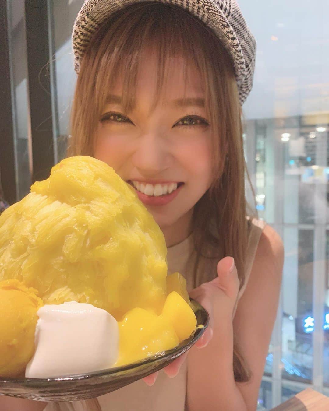 いっちゃん/嶋津 いつみのインスタグラム：「. . ねぇ、みんな聞いて🤢 . . . . 左顎の関節、捻挫してん。 . . . え、そんなことある？🙄💨 . . . . . 日曜の朝、左顎だけ外れたから 自分で入れたんやけど 痛くて痛くて…😭 . . . . 病院行ったら その時に顎の関節を 痛めたらしくて 「捻挫です🤓」 って言われた💔 . . . . . 顎は砕けそうやし ご飯は食べられへんし… アイスモンスターが1番食べやすかった👍🏻w . . . だからクシャ顔で笑ってるねん😂💓 . . . . . . 早く治ってほしい……⭐️ . . . . . .  #関西  #関西サロモ  #サロンモデル #サロモ #いっちゃん  #フリーモデル #関西モデル  #あざといっちゃん #かわいっちゃん #いっちゃんコーデ #ブライダルモデル #アレンジモデル #ヘアカラー  #ヘアアレンジ #ootd #撮影依頼受付中 #編みおろし会モデル . . . . . .  9月のお仕事依頼受付中です🧚🏻‍♀️💜 . .」