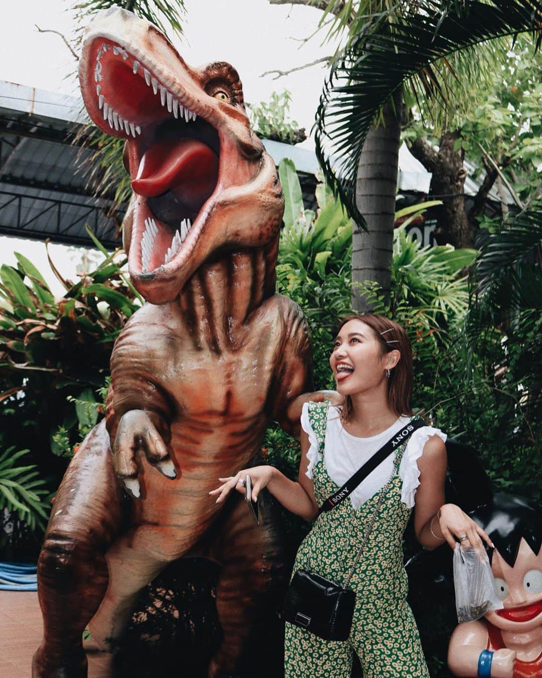 のインスタグラム：「. ん？生き別れた兄弟かな？🦖 ん？ここはユニバかな？ . #タイ #旅行 #旅 #海外旅行 #バンコク #バンコク旅行 #アジア #アジア旅行 #タイ旅行 #そっくりじゃん #右下の #偽物感満載の #キャラクターも #ジワる」