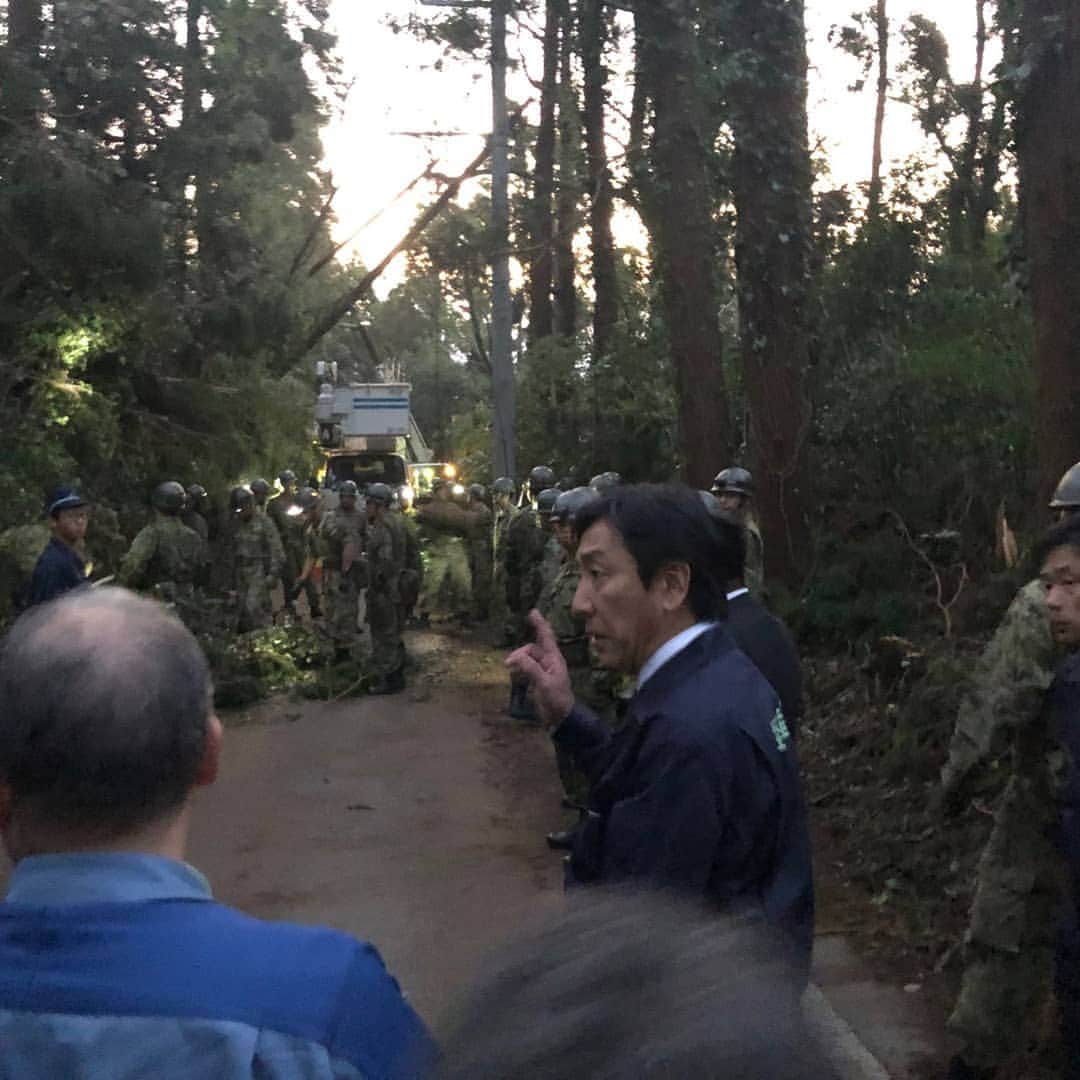 菅原一秀さんのインスタグラム写真 - (菅原一秀Instagram)「市原市の電柱の倒壊や倒木を自衛隊の皆さんが懸命に撤去してくれています。」9月12日 21時45分 - sugawaraisshu