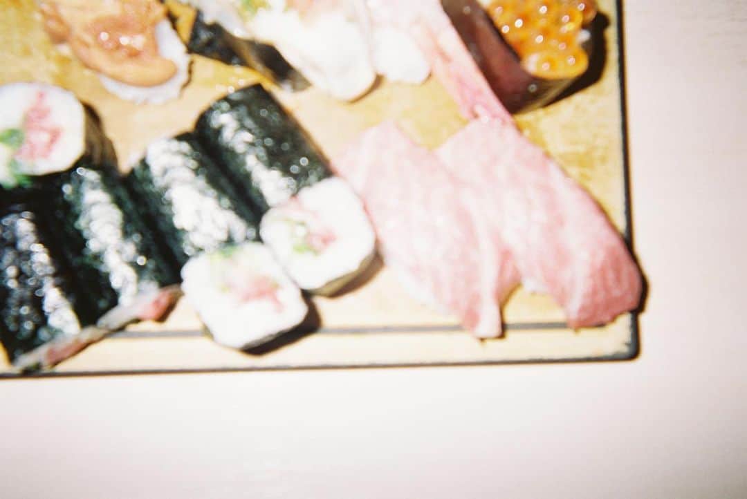 のインスタグラム：「寿司好き🍣でも焼肉が一番好き。  #寿司 #film」