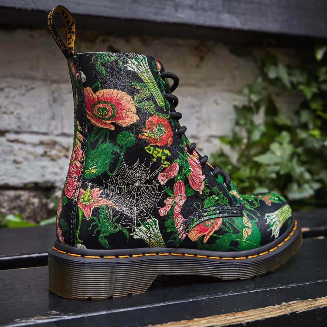 ドクターマーチンさんのインスタグラム写真 - (ドクターマーチンInstagram)「Live loud. Our new Wild Botanics boot is detailed with a full-volume wildflower print. Shop it via the link in our bio.」9月12日 21時54分 - drmartensofficial