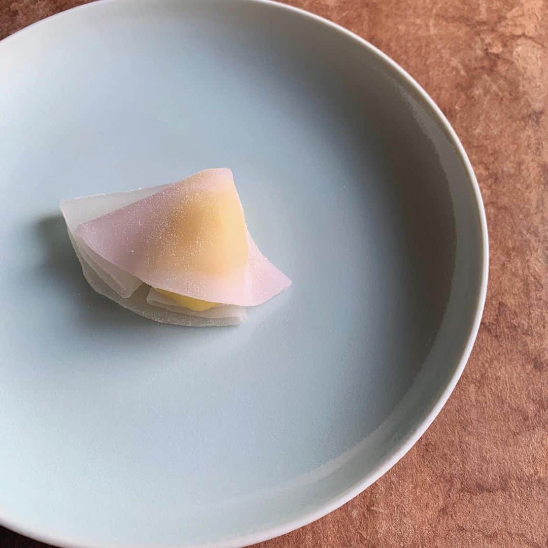 のインスタグラム：「A sign of autumn. #ippodotea #autumn #chrysanthemum #kyoto #wagashi #confectionery #一保堂 #菊がさね #秋」