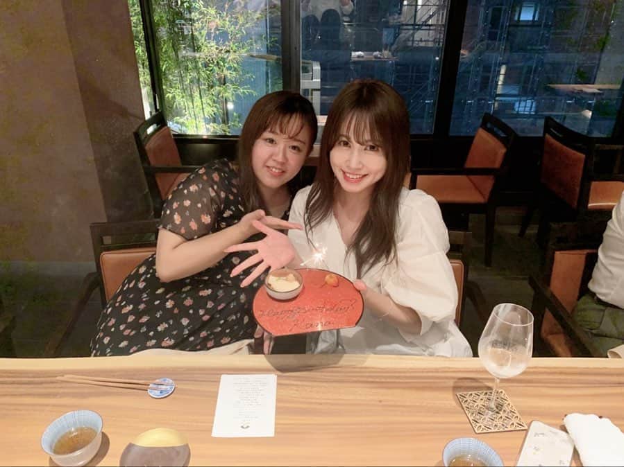 のインスタグラム：「親友あさみちゃん🤝💓 つい最近昔のプリクラノートがでてきて、12年前くらいに2人で撮ったプリクラたくさん貼ってあって、こんなに前からずっと変わらず仲良くしてくれてるんだなぁってジーンとしたんだよね☺️🌈✨ （最後に本邦初公開の18歳のかなあさみプリクラあります😂） この日も2人で泣きました😂💕 いつだって私の幸せを願ってくれて、応援してくれて、常に愛を持って接してくれるのです❤️ お誕生日のお祝いしてくれて、想いを込めてくれたプレゼントに感動😢💐 あさみいつもありがとう💐 大好きだよ〜❤️」