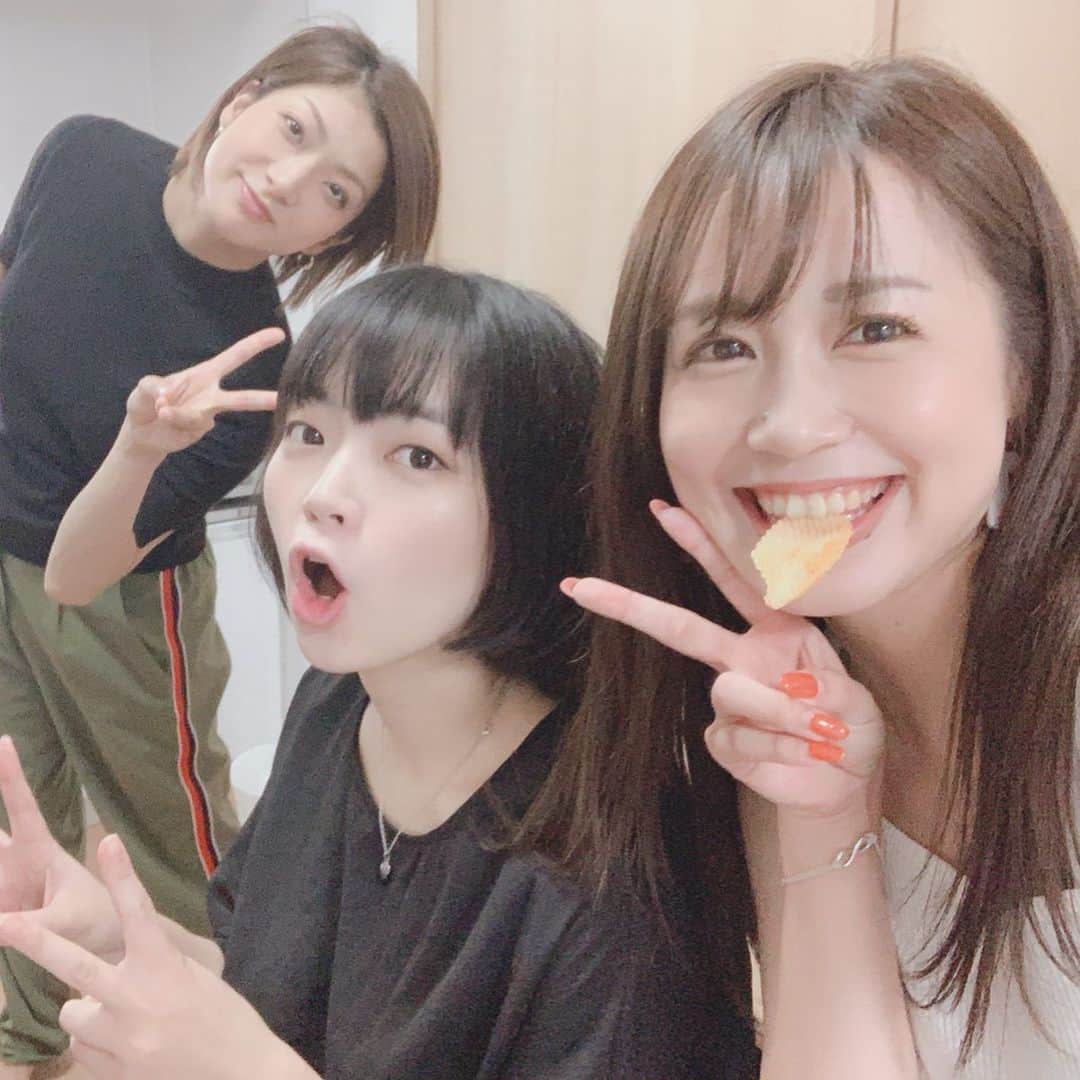 のインスタグラム：「ちーりさとswitchパーティー🎮💕 最年長の自由さとわがままを受け入れてくれて、ひたすらいじり倒してくる愛しい2人😂❤️ 2人といると全力で甘えてしまうのよね😚💋 ちーちゃんの美味しい手料理も最高だったし、りっちゃんが持ってきてくれてSwitchもめちゃくちゃ盛り上がって楽しすぎました🥺🌈✨ 最後に凄まじいフォルムのお祝いのケーキもでてきて最高に笑いました😂🎂💕インスタ映えだね🥺❤️笑 ありがとう☺️💐 こんな最年長ですが、これからも仲良くしてね🤤🎉」