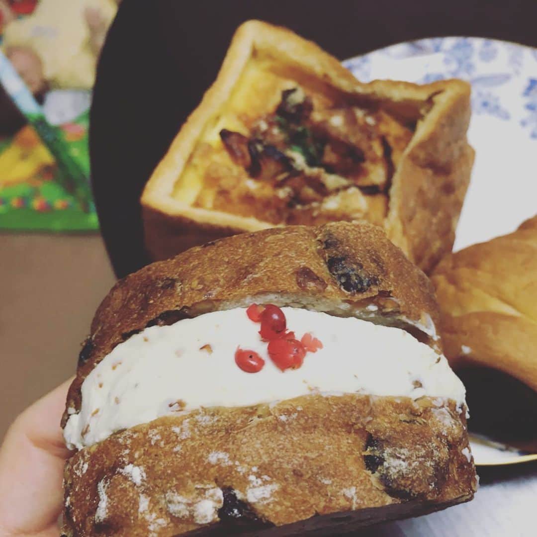石榑亜紀子さんのインスタグラム写真 - (石榑亜紀子Instagram)「移転したパン屋さんへ🥖 魅力的なパンを大量買い（笑）  息子くんをベビージムで遊ばせながら 自分はお昼を食べる！ というのがなんとかできるように なってきました👏 🌿レーズンウィッチ 🌿季節のキッシュ 🌿大人のチョココルネ  どれも美味しすぎて 大食い&早食い🥖🥪🥐 産後の体重がヤバイです🐷💨 2階でかき氷が食べられるように なってた！ またこないと…🍧💨 #cafe #morning #tokyo #tokyocafe #breakfast #lunch #instagood #instafood #モーニング #パン屋 #パン屋巡り #パン好き #パン好きな人と繋がりたい #カフェ #カフェ巡り #カフェスタグラム #カフェ時間 #東京カフェ #東京カフェ部 #東京カフェ巡り #カフェ好きな人と繋がりたい #パン好き女子 #世田谷カフェ #onka #パンとエスプレッソと の姉妹店 #ランニング女子 #走る気象予報士 #アスリートフードマイスター2級 #男の子ママ #赤ちゃんのいる生活」9月12日 13時27分 - guregure_46