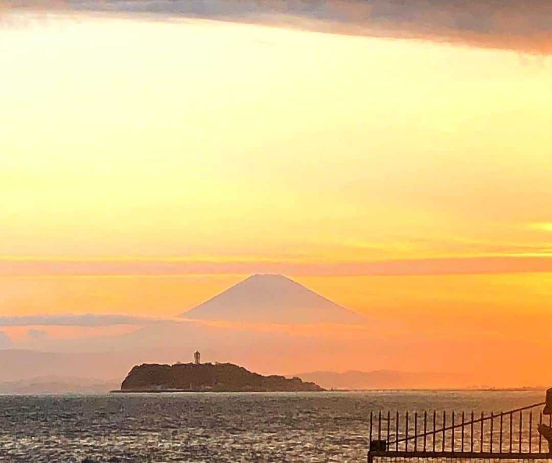 大山恵理乃さんのインスタグラム写真 - (大山恵理乃Instagram)「＊ ハワイ。 ・ ・ ・ うそです。 ・ ・ ・ #逗子マリーナ ・ ・ 気分はハワイ。しかし、 富士山と江ノ島という日本の象徴が くっきり見えるベストカオスすぎる融合 ・ ・ ・ #富士山 #江ノ島 #夕日  #ハワイに行きたい  #ハワイみたいな景色  #夏の思い出 #여름 #즈시마리나 #qbag」9月12日 13時32分 - erino_ohyama