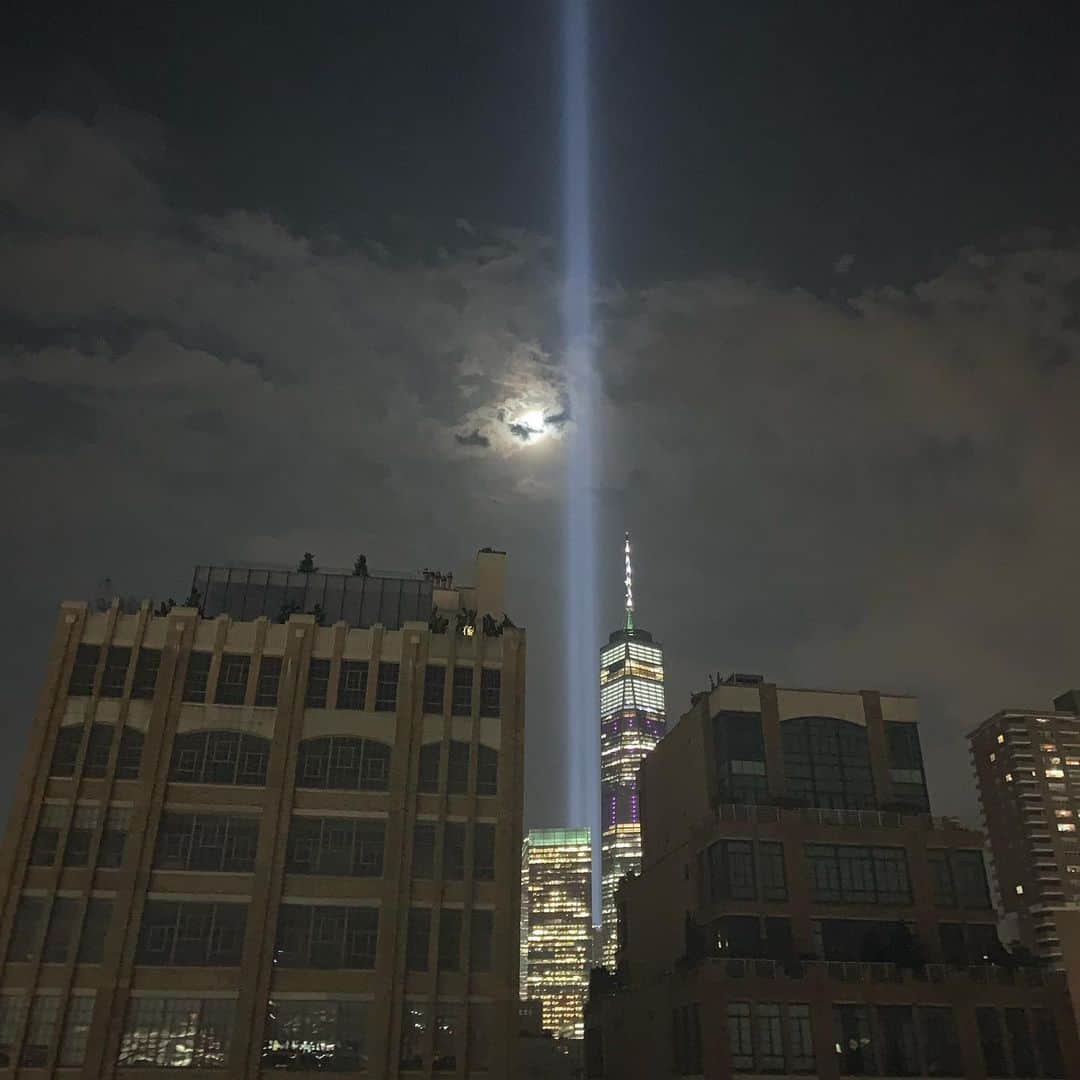 ジェレミー・ピヴェンさんのインスタグラム写真 - (ジェレミー・ピヴェンInstagram)「sending that light up into the dark sky. It seems to climb on forever...This is the view from my place here in this beautiful city , The energy is so palpable I can’t sleep. #911memorial」9月12日 13時40分 - jeremypiven