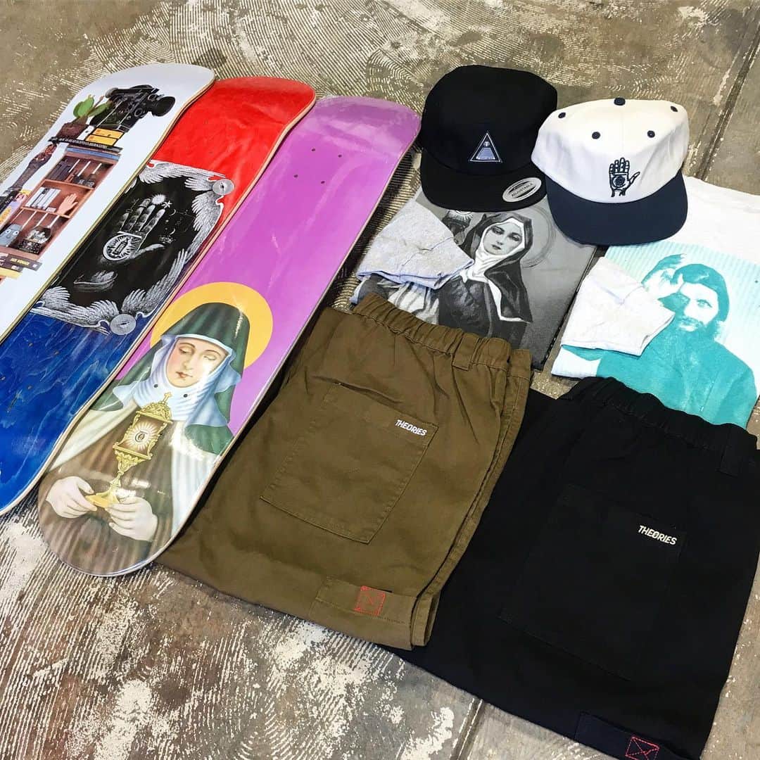 のインスタグラム：「Theories から2019 Fall モデル、デッキ/アパレル共に入荷しました🗽新作の Stamp Lounge パンツ、調子良さそうです🙆‍♂️ #theories #セオリーズ #skateboard #skateboarding #skater #カリフォルニアストリート #カリスト #スケートボード #スケボー #スケーター #californiastreet #calst」
