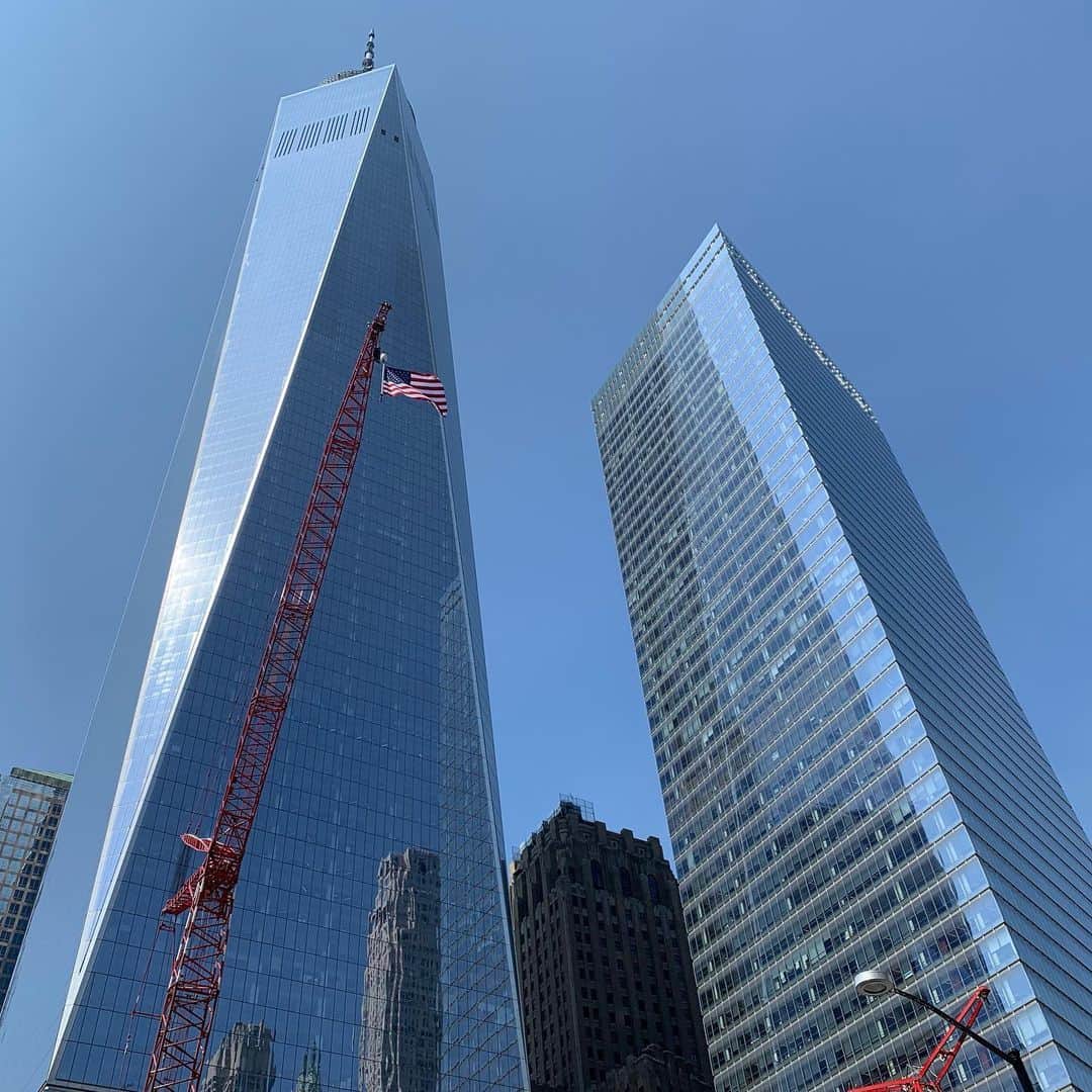 のインスタグラム：「Remembering 9/11🇺🇸 ・ 18年前に見た、現実とは信じ難い映像を 今でもよく覚えてる  3000人もの命が犠牲になり 駐在員ら24人の日本人も亡くなったあの日  青空に向かってそびえ立つWTCを眺めながら 今年は他人事とは思えなかった  #remembering911 #🇺🇸🗽」