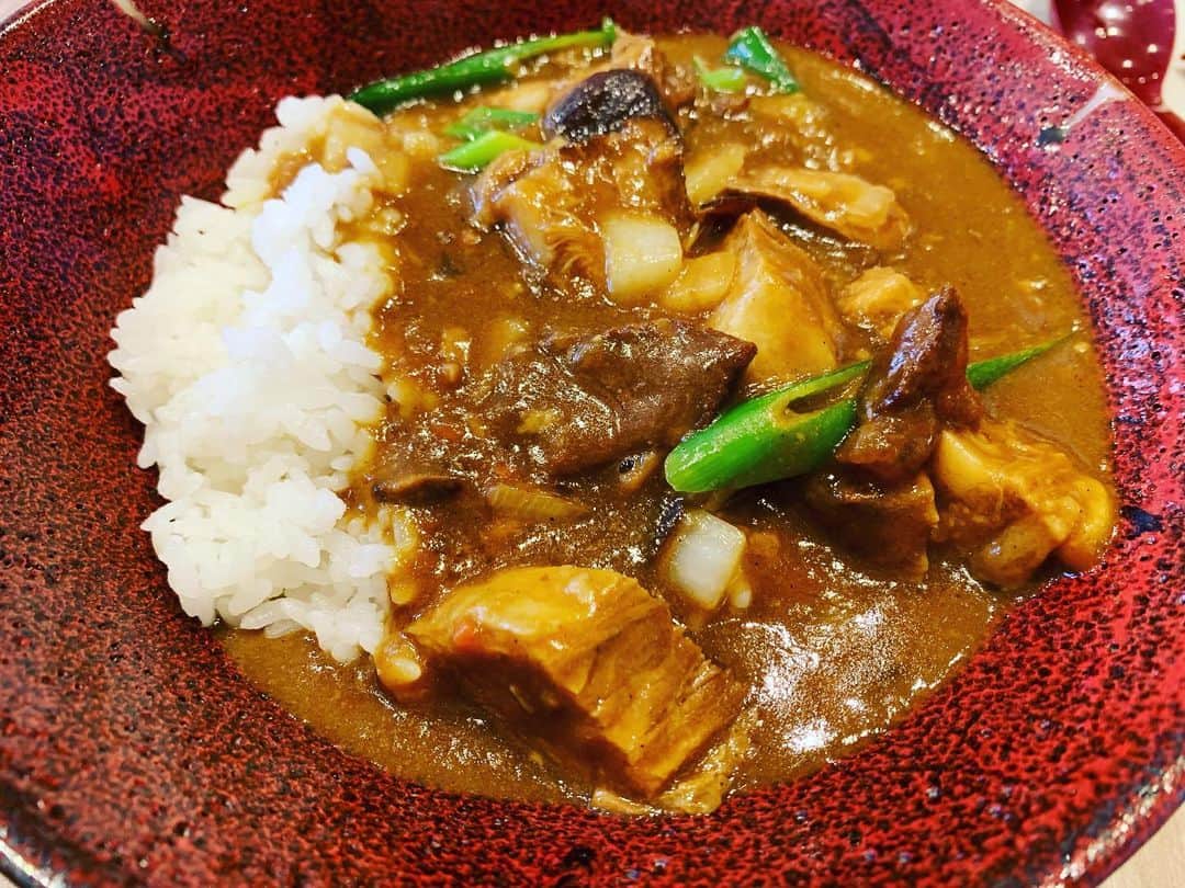 まぜそば・らーめん 覇丸堂のインスタグラム：「・ いつも賄いが麺ばかりということで "賄い限定"のカレーライスを作ってもらいました😋 昼からガッツリ食べて満腹(笑) 美味しかったー👍🏼🤣 ・ ・ #覇丸堂#濃厚#まぜそば#追いめし#油そば #豚骨らーめん#とんこつラーメン #はまぐりラーメン#塩ラーメン #台湾まぜそば#塩まぜそば #唐揚げ食べ放題#からあげ#唐揚げ#近畿大学#近大 #食べ放題#腹パン#東大阪 #麺スタグラム #飯テロ#食テロ」