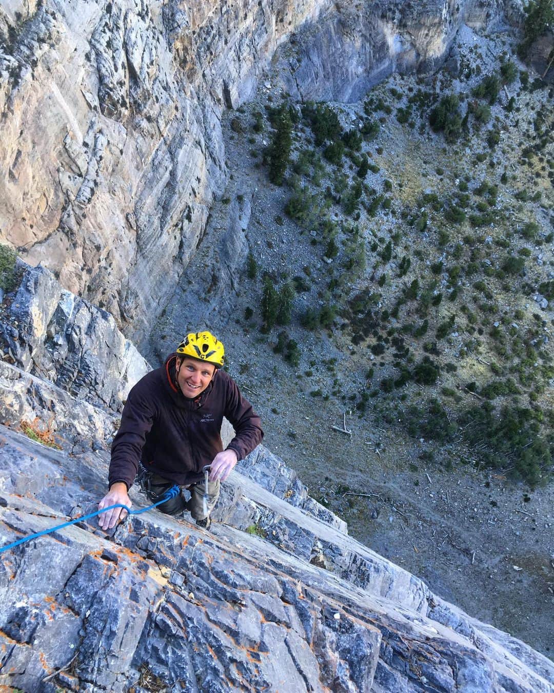 アレックス・オノルドのインスタグラム：「Today I had the pleasure of climbing a new route up on Mt Charleston that @jonathansiegrist put up this summer. 6 pitches with 2 very different 5.13a cruxes - one that’s super steep and physical and one ultra thin slab. So glad that people like him take the time and effort to establish new routes for the rest of us to enjoy.  And also a huge pleasure to spend a day out with @joshkmccoy who’s my original big wall partner. I learned a lot of what I know about wall climbing from Josh (which might be why I know so little...). An invigorating day in the mountains all the way around. Psyched!」