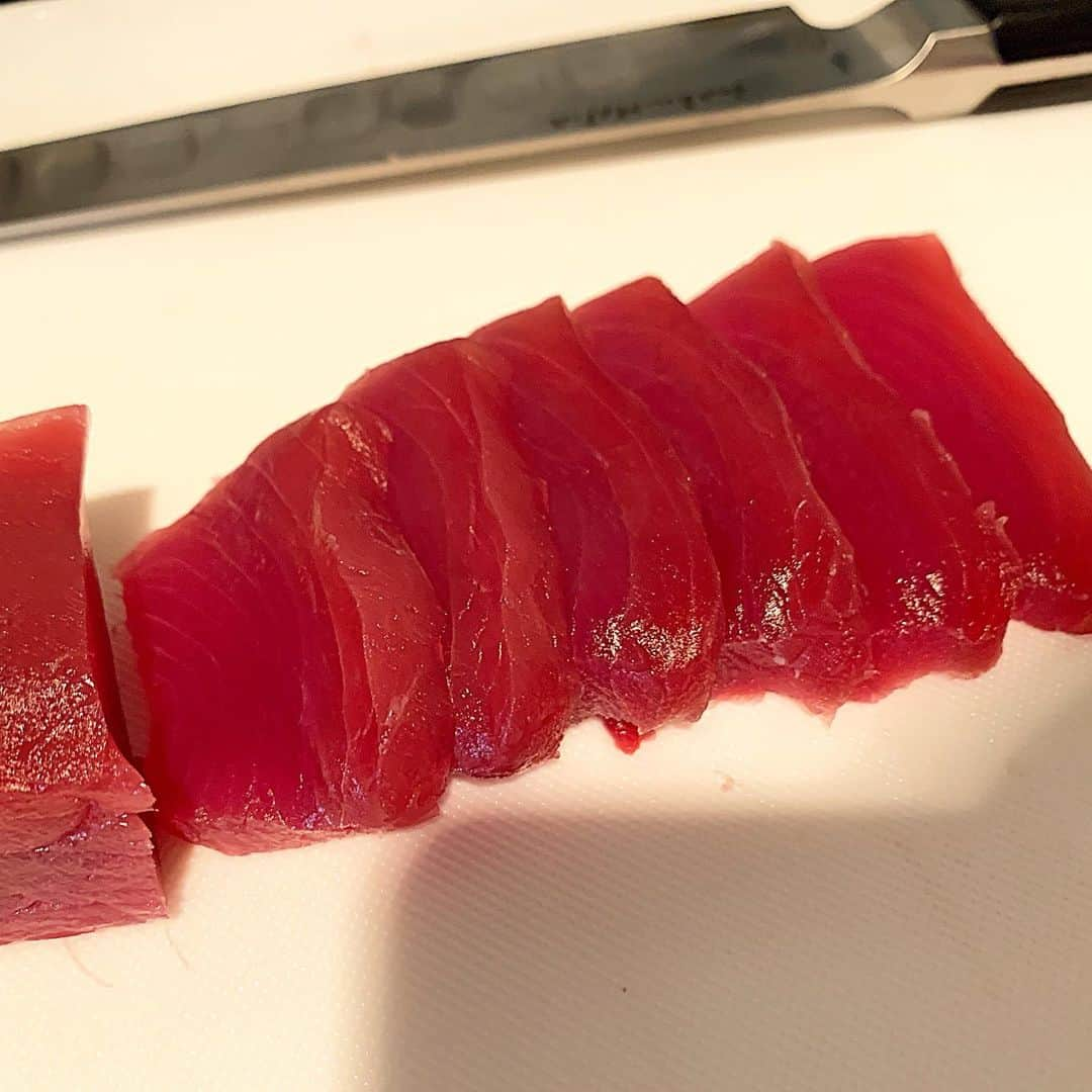 寺田有希さんのインスタグラム写真 - (寺田有希Instagram)「大間のマグロを釣り上げた🐟！ということで、お裾分け頂きまして🥺✨✨ ・ ・ 早速、漬け丼にしましたああ🥺✨✨ せっかくのいいマグロなので、豪華にしようと『withいくら』で🥺✨✨ ・ ・ 菅原さん @sugawara.ltd ・ ・ ご好意ありがとうございます まじで美味しすぎました 気絶です、これが気絶です こんな大きなマグロを釣り上げたということが素晴らしすぎます フワッフワな身の漬け丼が家で食べれるなんて幸せすぎました てか、そう 身がフワッフワでした 大間のマグロ恐るべしです 本当に美味しかったですありがとうございます ・ ・ 残りも大事にいただこう🥺🥢✨ ・ ・ それにしても、あれだ #一口コンロ の狭いキッチンでマグロの柵取りする日がくるなんて思ってもみなかった😂笑 ・ ・ 是非、スクロールで写真をどうぞ。 異様な光景だろ？笑 ・ ・ でもマグロの柵取り、意外にできるものだね🐟！ 皮は硬いので要注意！身を切ってから包丁を皮に押し当てて、そのまま身を手で掴んで、手前に捻りながら持ち上げる！ これさえ守ればあとは簡単🤗✨ ・ ・ 魚捌くの、楽しいな😳✨✨ ・ ・ #大間のマグロ #マグロ #まぐろ #鮪 #tuna #マグロの柵取り  #漬け丼 #マグロ丼 #美味しい  #おうちごはん #おうちカフェ #ランチ #lunch  #一口コンロごはん #てら飯  #寺田有希 #teradayuki」9月12日 14時07分 - terada_yuki