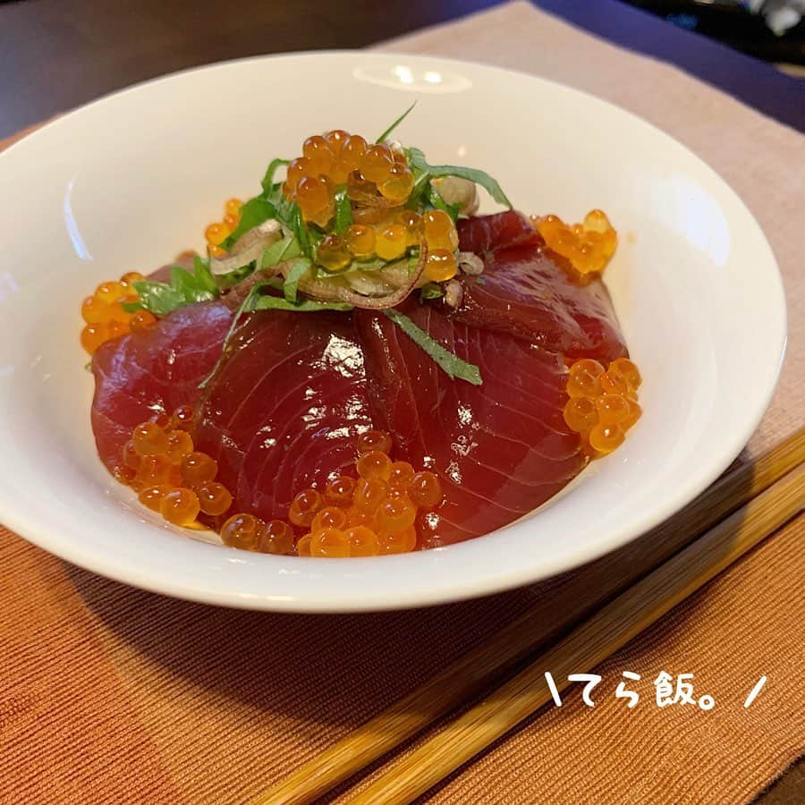 寺田有希さんのインスタグラム写真 - (寺田有希Instagram)「大間のマグロを釣り上げた🐟！ということで、お裾分け頂きまして🥺✨✨ ・ ・ 早速、漬け丼にしましたああ🥺✨✨ せっかくのいいマグロなので、豪華にしようと『withいくら』で🥺✨✨ ・ ・ 菅原さん @sugawara.ltd ・ ・ ご好意ありがとうございます まじで美味しすぎました 気絶です、これが気絶です こんな大きなマグロを釣り上げたということが素晴らしすぎます フワッフワな身の漬け丼が家で食べれるなんて幸せすぎました てか、そう 身がフワッフワでした 大間のマグロ恐るべしです 本当に美味しかったですありがとうございます ・ ・ 残りも大事にいただこう🥺🥢✨ ・ ・ それにしても、あれだ #一口コンロ の狭いキッチンでマグロの柵取りする日がくるなんて思ってもみなかった😂笑 ・ ・ 是非、スクロールで写真をどうぞ。 異様な光景だろ？笑 ・ ・ でもマグロの柵取り、意外にできるものだね🐟！ 皮は硬いので要注意！身を切ってから包丁を皮に押し当てて、そのまま身を手で掴んで、手前に捻りながら持ち上げる！ これさえ守ればあとは簡単🤗✨ ・ ・ 魚捌くの、楽しいな😳✨✨ ・ ・ #大間のマグロ #マグロ #まぐろ #鮪 #tuna #マグロの柵取り  #漬け丼 #マグロ丼 #美味しい  #おうちごはん #おうちカフェ #ランチ #lunch  #一口コンロごはん #てら飯  #寺田有希 #teradayuki」9月12日 14時07分 - terada_yuki