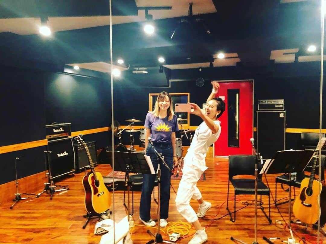 LOVEのインスタグラム：「ゆうべは片平里菜ちゃんと2人リハでした。 #今日ここライブ は、対バンみたいになってなくて、みんなでみんなを支え合うステージの作り。 ステージに上がるひとみーんな、誰かの曲のサポートもセッションとして楽しんでくれる方々ばかり。  アコースティックだけど、気持ちが豊か、豪華！  ありがとう😊  本番楽しみ。 りなちゃんとギター弾くの、楽しいぞ！」