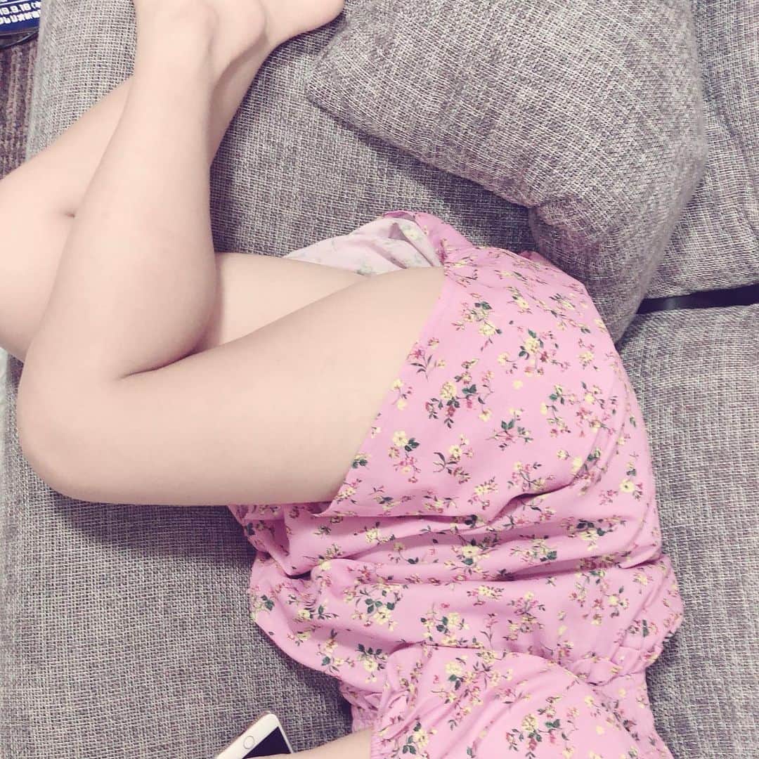 小倉遥さんのインスタグラム写真 - (小倉遥Instagram)「寝顔NGなので脚を。」9月12日 14時22分 - haruka_ogura