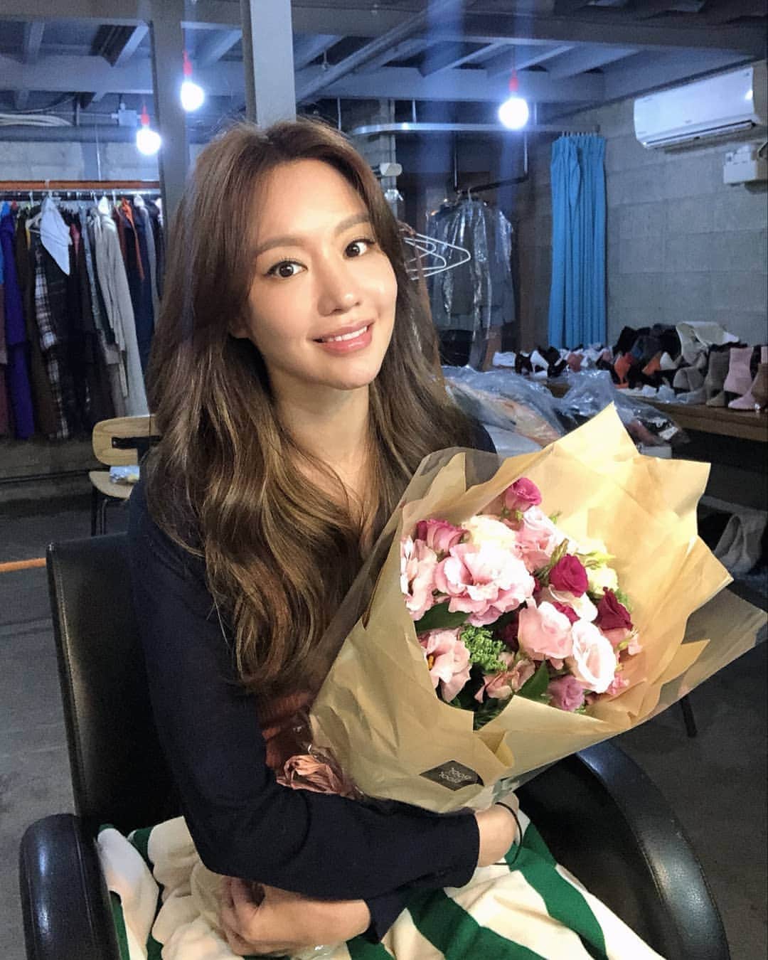 キム・アジュンのインスタグラム：「🎁 개봉선물 이라뇨.. 엣지 고맙습니다 💝 모두 즐거운 추석보내세요 🙇‍♀️ #추석엔나쁜녀석들」