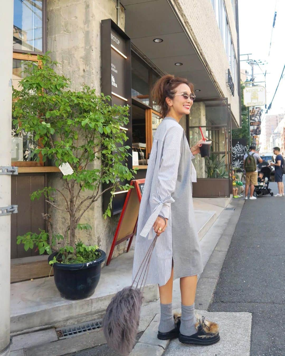 Mai Wakimizuさんのインスタグラム写真 - (Mai WakimizuInstagram)「今日のcoordinate♡少しだけ涼しくなって来たかな？スウェットと厚手のシャツ生地のドッキングワンピース、これ絶対使えるやつ♡何度も試行錯誤してやっと完成したワンピースなので、思い入れも特別＼(^o^)／お袖のupは4枚目を♡ #wakkinstyle#ootd#coordinate dress:#linkable @linkable_official(来週発売予定) bag:#linkable @linkable_official  shoes:#sacai sunglasses:#lavid」9月12日 14時21分 - wakkin__m