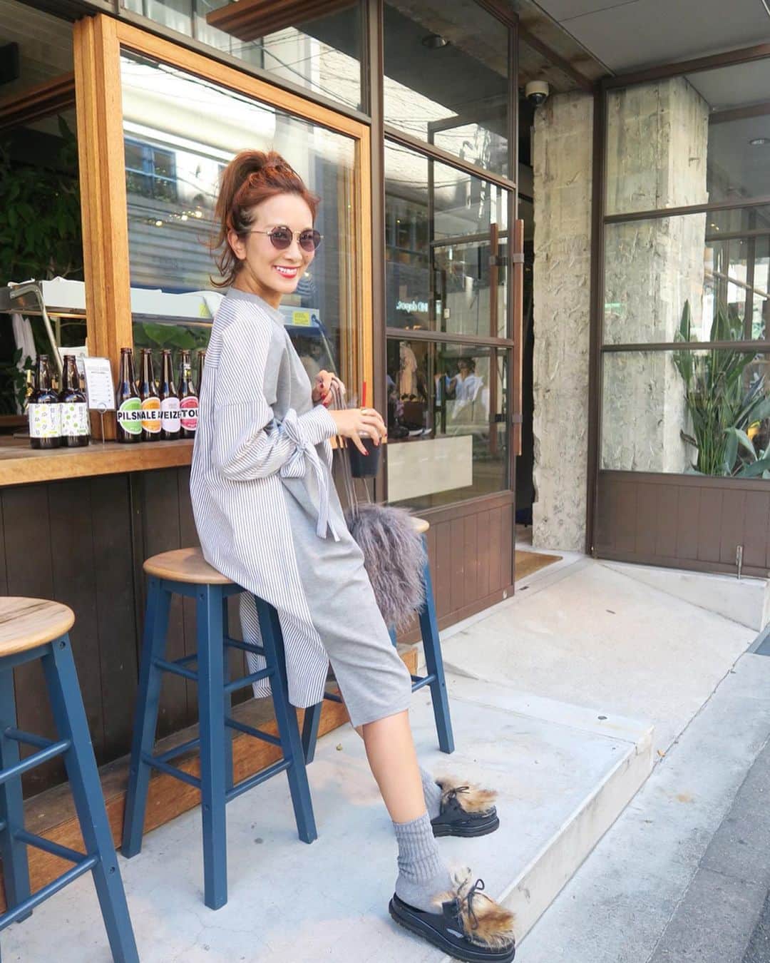 のインスタグラム：「今日のcoordinate♡少しだけ涼しくなって来たかな？スウェットと厚手のシャツ生地のドッキングワンピース、これ絶対使えるやつ♡何度も試行錯誤してやっと完成したワンピースなので、思い入れも特別＼(^o^)／お袖のupは4枚目を♡ #wakkinstyle#ootd#coordinate dress:#linkable @linkable_official(来週発売予定) bag:#linkable @linkable_official  shoes:#sacai sunglasses:#lavid」