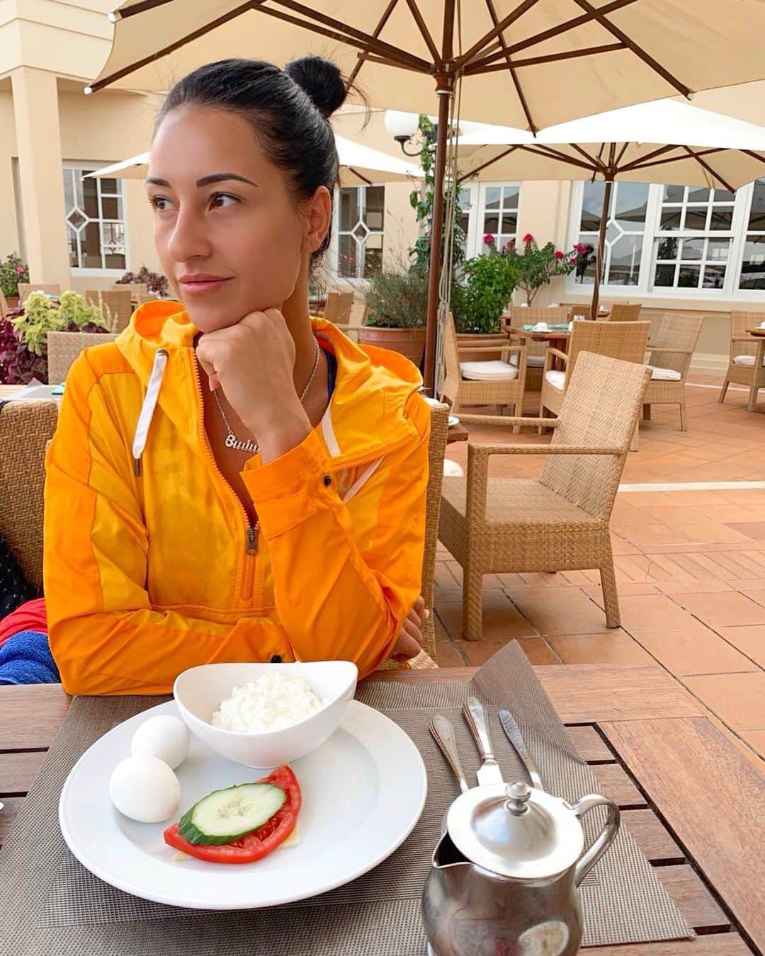 ヤナ・イグリアンのインスタグラム：「Доброе утро ☀️ Безумно люблю завтрак, особенно, когда просыпаешься и готова слона съесть😍 ⠀ Завтракать нужно обязательно! Организму нужна энергия. А ещё, вы знали тот факт, что если утром хорошо покушать, то в течении дня не так будет хотеться сладкого🤔 ⠀ У меня сегодня рисовая каша, яйца и овощи. Сезон начался, прощай пицца😂 ⠀ Вот вам несколько вариантов вкусного и полезного завтрака: ⠀ 🍲Овсянка с фруктами, мёдом 🥪Бутерброды с цельнозерновым хлебом и яйцом пашот 🥞Оладушки с бананом 🥧Сырники 🍪Овсяноблин здесь начинка может быть совершенно любая 🍛Домашняя гранола ( если покупная, чтобы в составе не было сахара) 🍳Омлет ⠀ А что не стоит есть на завтрак?🤔 На голодный желудок не желательно кушать: ⠀ 🍊 Цитрусовые 🥶 Холодные напитки 🍫Сладости ☕️Кофе 🥣Быстрые завтраки 🥩Красное мясо ⠀ А вы чем завтракаете?🙃」