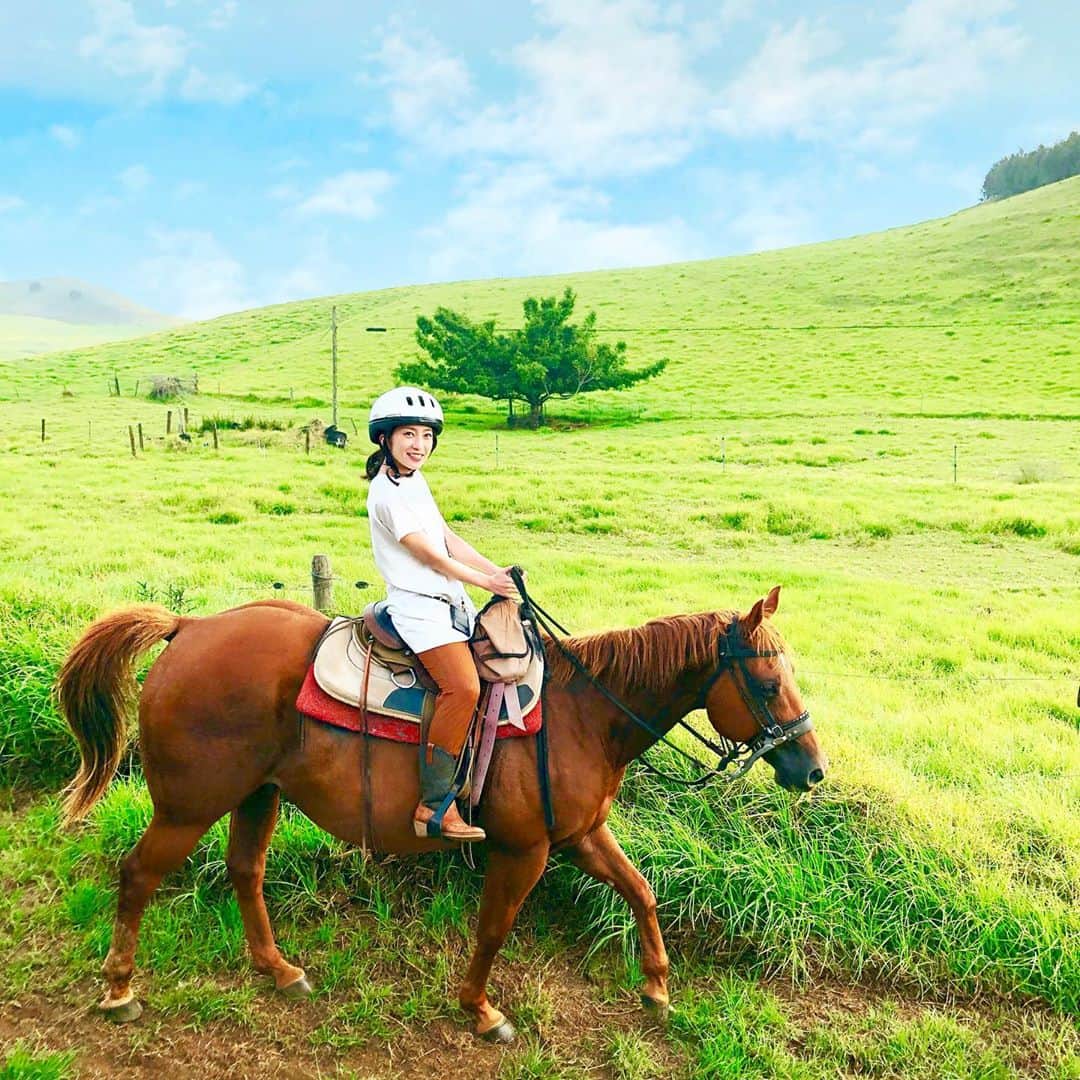 のインスタグラム：「大自然の中の乗馬🐴🌈 ． なんと、始まる時に綺麗な虹がっ😍✨ ハワイならではだよね🌈 ．  サンセット乗馬だったから綺麗な夕焼けも見れて涼しくて優雅だった〜〜☺️✨✨ ． ． #hawaii #travel #horseriding #ハワイ #ハワイ島 #乗馬 #虹 #サンセット #女子旅」
