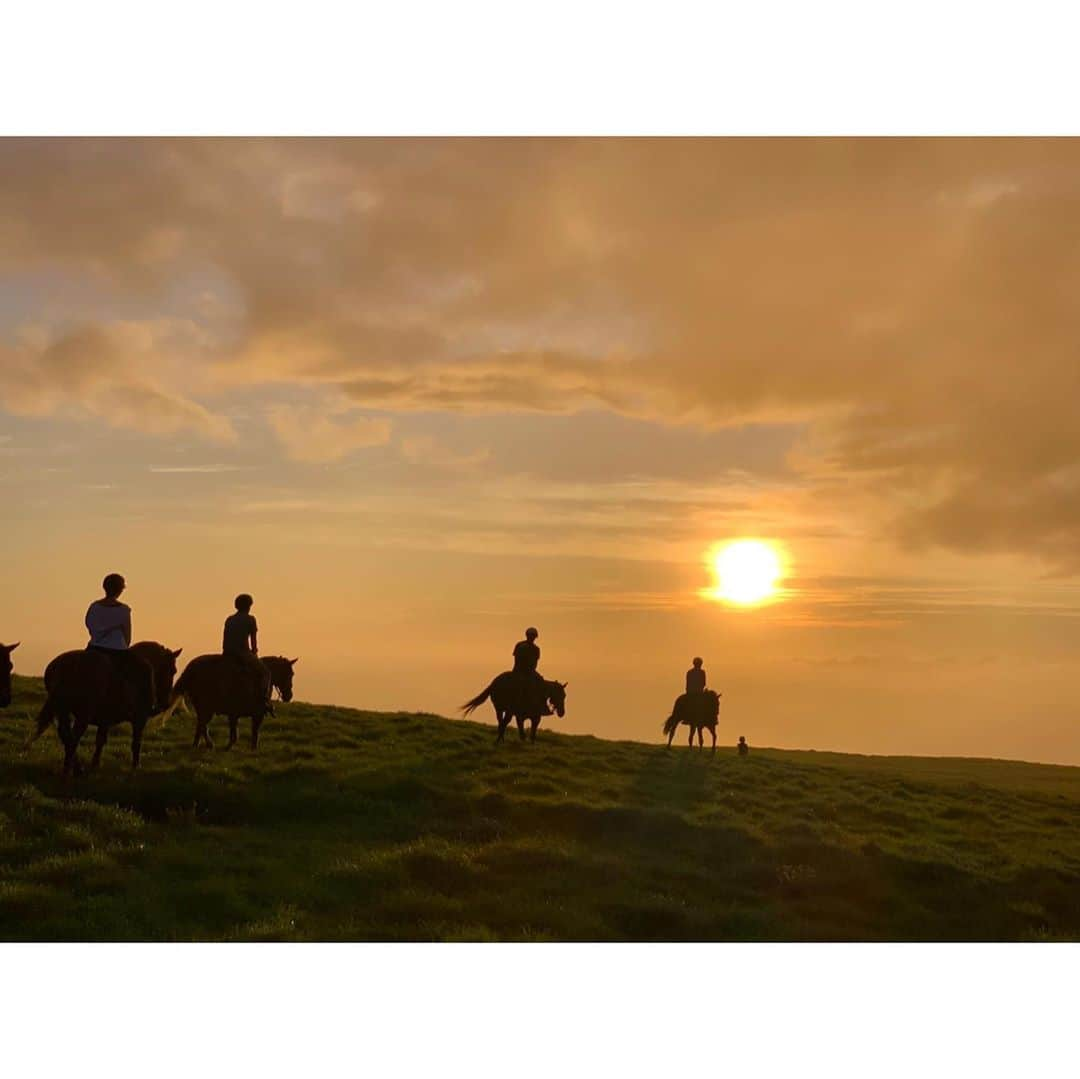 瀬口かなさんのインスタグラム写真 - (瀬口かなInstagram)「大自然の中の乗馬🐴🌈 ． なんと、始まる時に綺麗な虹がっ😍✨ ハワイならではだよね🌈 ．  サンセット乗馬だったから綺麗な夕焼けも見れて涼しくて優雅だった〜〜☺️✨✨ ． ． #hawaii #travel #horseriding #ハワイ #ハワイ島 #乗馬 #虹 #サンセット #女子旅」9月12日 14時35分 - seguchikana