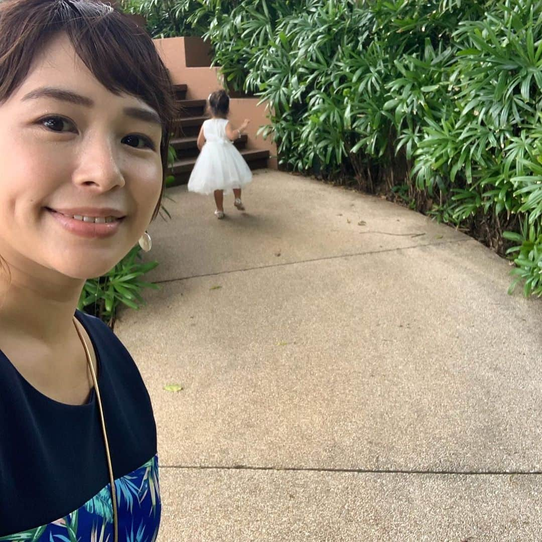 石井あみさんのインスタグラム写真 - (石井あみInstagram)「❂ 主人の親友がセブ(マクタン)で結婚式を挙げました⛪️ 海の目の前のチャペル、最高のロケーション！ 挙式後はサンセットクルージングパーティ🌙🥂 セブを選んでくれたことも嬉しいですし、親族のみなさん、お友だちのみなさん、みんなが笑顔で、最高の時間でした。 リングガールを仰せつかったムスメですが、ガチガチに緊張し、断固拒否！💍 わたしが代わりに運びました…w (本番にげき弱い。わたしただのリングおばさん。) 家族4人で参列出来たことも感慨深いです。 結婚5年？目、初心を忘れずに歩んでいこうと思いました。  結婚とは、 離婚しないこと。 離婚を否定しているわけではなく、 ただほんと、 離婚しないことが結婚なのかもと。  ご指名いただき、新郎新婦のブーケ、ブートニアを作らせていただきました。 ブーケはカラーやテイストのリクエストをもらっていたので、彼女の雰囲気と合わせながら。 ブートニアは、テーマであったサムシングブルーを入れて作りました。 気に入ってくれてよかった！  末永くお幸せに…🌈💍💕 #セブウェディング#cebuwedding ◇─◇─◇─◇─◇─◇─◇─◇─◇─◇─◇─◇─◇─◇─ ［CEBUYOLO〜you only live once〜］ http://www.cebuyolo.com セブ島留学をサポートさせて頂いています。 無料相談はDM、メールにてお待ちしております✰ #cebu#セブ#cebuyolo#セブ島留学#セブ留学#セブ島親子留学#セブ島母子留学#語学留学#母子留学#親子留学#세부#セブ移住#セブ島移住#セブライフ#cebulife#セブグルメ#セブ在住#英語教育#セブ島教育移住#セブ生活#セブ子育て#海外子育て#セブママ#セブ島赤ちゃん連れ#セブ島子連れ#フィリピン留学#ママライフ#セブヨロ ◇─◇─◇─◇─◇─◇─◇─◇─◇─◇─◇─◇─◇─◇─」9月12日 14時37分 - ami_cebuyolo