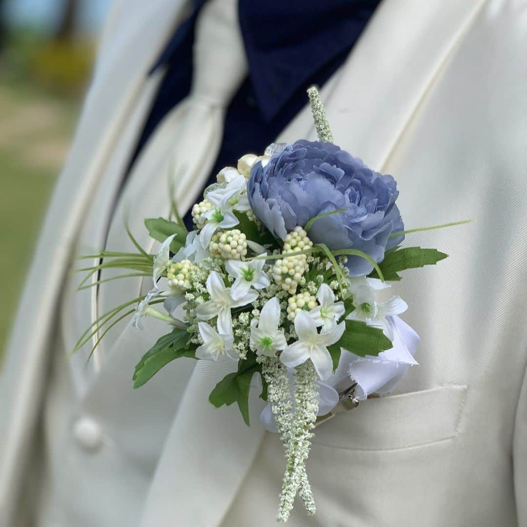 石井あみさんのインスタグラム写真 - (石井あみInstagram)「❂ 主人の親友がセブ(マクタン)で結婚式を挙げました⛪️ 海の目の前のチャペル、最高のロケーション！ 挙式後はサンセットクルージングパーティ🌙🥂 セブを選んでくれたことも嬉しいですし、親族のみなさん、お友だちのみなさん、みんなが笑顔で、最高の時間でした。 リングガールを仰せつかったムスメですが、ガチガチに緊張し、断固拒否！💍 わたしが代わりに運びました…w (本番にげき弱い。わたしただのリングおばさん。) 家族4人で参列出来たことも感慨深いです。 結婚5年？目、初心を忘れずに歩んでいこうと思いました。  結婚とは、 離婚しないこと。 離婚を否定しているわけではなく、 ただほんと、 離婚しないことが結婚なのかもと。  ご指名いただき、新郎新婦のブーケ、ブートニアを作らせていただきました。 ブーケはカラーやテイストのリクエストをもらっていたので、彼女の雰囲気と合わせながら。 ブートニアは、テーマであったサムシングブルーを入れて作りました。 気に入ってくれてよかった！  末永くお幸せに…🌈💍💕 #セブウェディング#cebuwedding ◇─◇─◇─◇─◇─◇─◇─◇─◇─◇─◇─◇─◇─◇─ ［CEBUYOLO〜you only live once〜］ http://www.cebuyolo.com セブ島留学をサポートさせて頂いています。 無料相談はDM、メールにてお待ちしております✰ #cebu#セブ#cebuyolo#セブ島留学#セブ留学#セブ島親子留学#セブ島母子留学#語学留学#母子留学#親子留学#세부#セブ移住#セブ島移住#セブライフ#cebulife#セブグルメ#セブ在住#英語教育#セブ島教育移住#セブ生活#セブ子育て#海外子育て#セブママ#セブ島赤ちゃん連れ#セブ島子連れ#フィリピン留学#ママライフ#セブヨロ ◇─◇─◇─◇─◇─◇─◇─◇─◇─◇─◇─◇─◇─◇─」9月12日 14時37分 - ami_cebuyolo