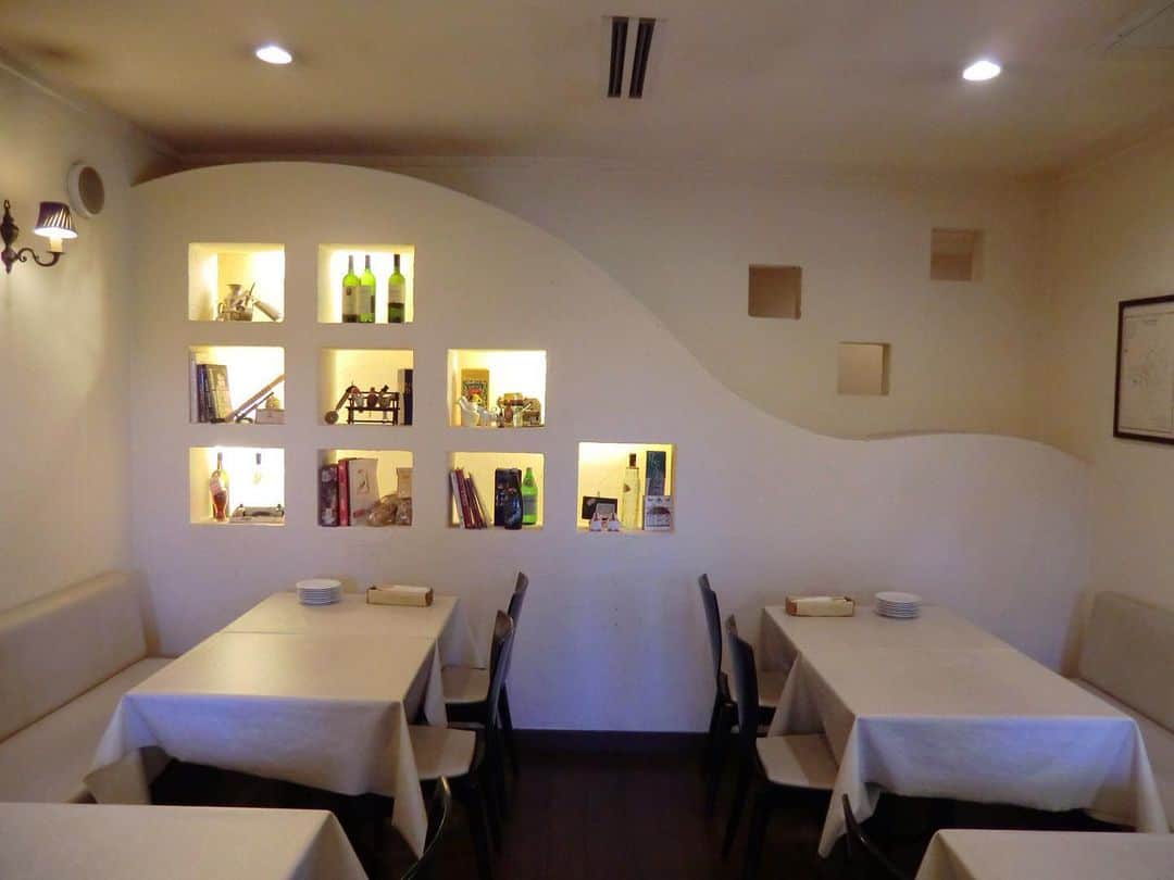 岡谷ホームズ株式会社さんのインスタグラム写真 - (岡谷ホームズ株式会社Instagram)「曲線が目を惹くイタリアンレストラン ・ ・ ・ 曲線が印象的な内装デザイン✨ ・ ニッチに飾られた小物が幻想的な光で浮かび上がります✨ ・ ・ ・ ・ プロフィール「@okayahomes」より、ウェブサイト www.okaya-homes.co.jp へのリンクができます！ 施工事例やオーナー様からいただいた貴重なお言葉、スタッフブログも掲載しています！ぜひご覧ください😊 エアコンではない新しい選択「光冷暖」のご体感は、モデルハウスへどうぞ！ ・ ・ ・ #岡谷ホームズ #okayahomes #家族が健康で快適に暮らせる家🍀 #施工事例 #四季を通して清々しく #輸入住宅 #注文住宅 #八事ハウジング #名古屋 #愛知県 #三重県 #岐阜県 #新築 #home #myhome #design #イタリアンレストラン #ニッチ #家 #家づくり #暮らしを楽しむ #丁寧な暮らし #こだわりの家」9月12日 14時39分 - okayahomes