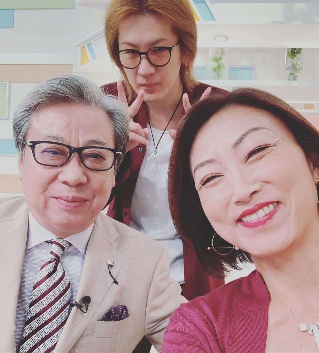のインスタグラム：「テレ朝ワイドスクランブルの木曜レギュラーは、今日は全員、衣装の色合わせがかぶりました。😊 All of us are Thursday regular commentators at TV Asahi morning news show.」