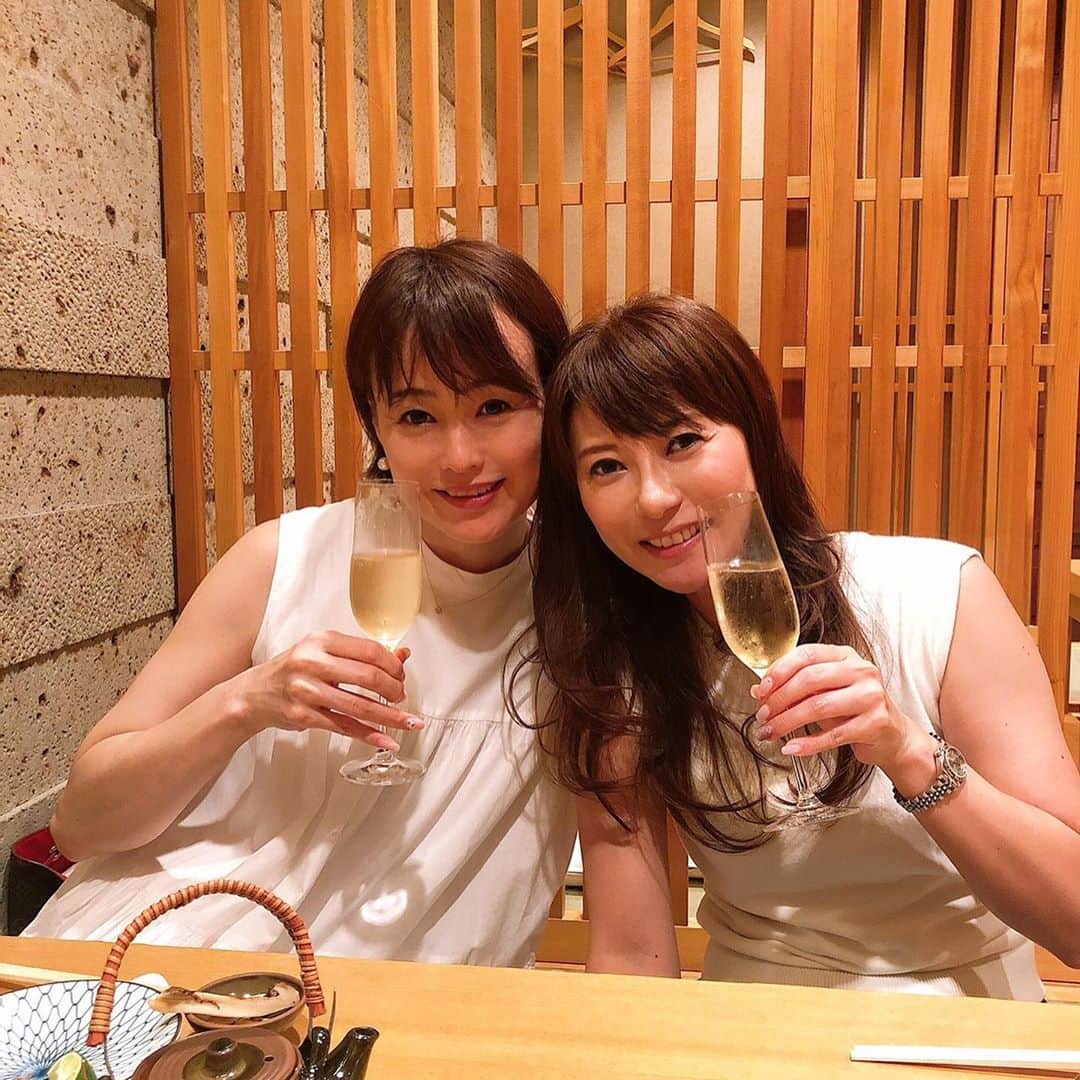 のインスタグラム：「先週久々にひろみちゃんとご飯  きれいな人って性格が男前な人が多い💕  #美女友達  #お寿司  #柴犬になってみた」
