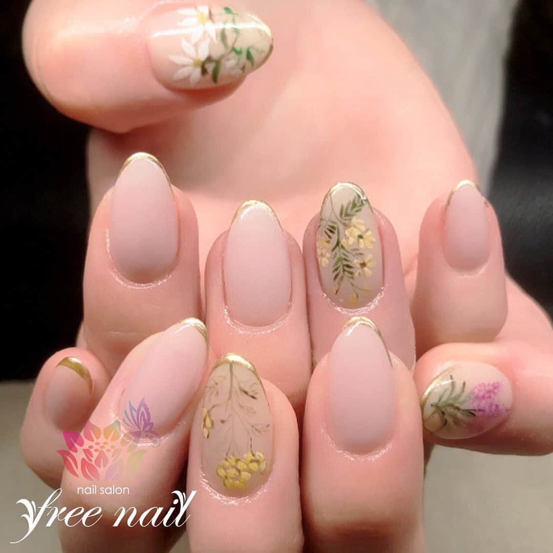 free nail フリーネイルのインスタグラム：「. お客様ネイル💅🏻🌼✨ . ワイルドフラワーネイル💐✨ . 秋のお花畑💐✨ . ご来店ありがとうございました🙇🏻‍♀️🙇🏻‍♀️🙇🏻‍♀️💗 . #ネイル #フリーネイル #ネイルアート #ジェルネイル #ネイルサロン #大阪ネイルサロン #ネイルデザイン #ネイルチェンジ #フラワーネイル #お花ネイル #メタリックネイル #手書きアート #ピンクネイル #ベージュネイル #ピンクベージュネイル #デザインネイル #シンプルネイル #トレンドネイル #人気ネイル #秋ネイル #美甲 #日式美甲 #autumnnails #nailsart #nailsalon #nailsdid #newnails #newnail #freenail」