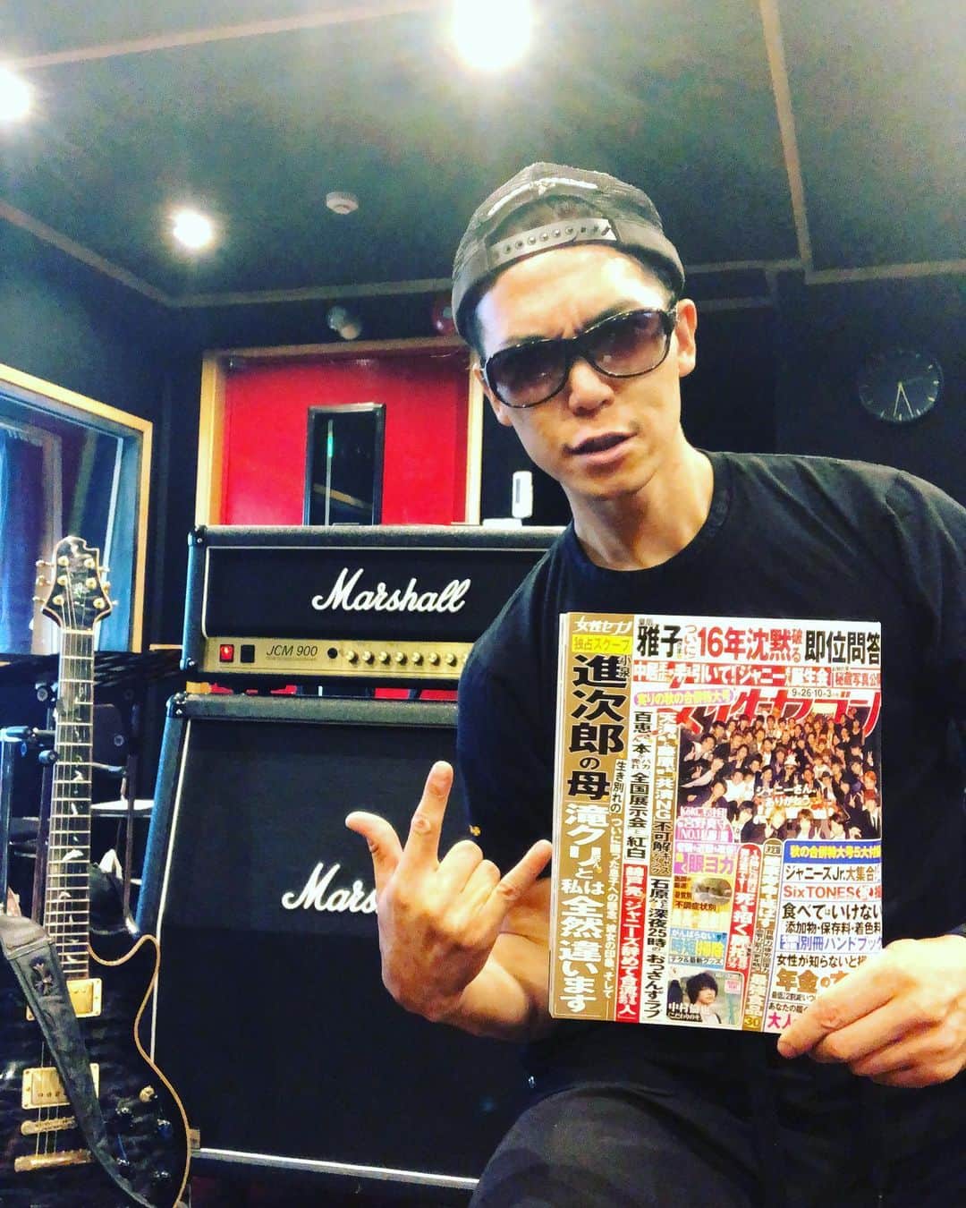 SHINPEIのインスタグラム：「本日発売の「女性セブン」で、ワタクシSHINPEI﻿ ﻿ 色々な掃除グッズ、時短掃除術を紹介してます！﻿ ﻿ 編集部の方々と楽しく取材撮影させてもらえたので、俺も読むのが楽しみ！朝イチで本屋に駆け込んでゲットしちゃいました(^^)﻿ ﻿ 是非読んで下さいね！﻿ ﻿ #女性セブン」