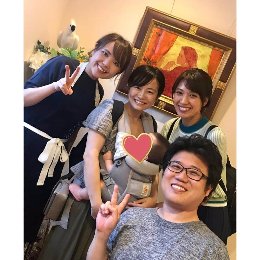 山本ゆりさんのインスタグラム写真 - (山本ゆりInstagram)「包丁もフライパンも不要！の前にお知らせ！﻿ ﻿ 大阪の方しか観られないしギリギリすぎてほんと申し訳ないんですが、今日18時半ごろからNHK「ニュースほっと関西」の「ええやんこの人」のコーナーに出演します。(ほんまは昨日だったんですが内閣で色々あったりして放送日が変わったりで告知が遅れてすみません。いや誰も待ってへん)﻿ ﻿ レシピ紹介と言うよりは本のことや時短料理についてのインタビュー中心ですが、もし良かったら。﻿ ﻿ 【肉団子のトマト煮】(唐突か)﻿ ﻿ めちゃくちゃ簡単なのにまるで手の込んだようなソースのコクとお肉の柔らかさです。﻿ ﻿ ご飯にかけても、超熟フォカッチャを添えても(突然忖度した)、茹でたスパゲティにかけたら、あのルパンが食べたカリオストロのスパゲティみたいになります。﻿ ﻿ ①ポリ袋に［合挽肉200g、パン粉大さじ4、水大さじ2、マヨネーズ大さじ1、塩胡椒］を入れ、均一になるまで揉む。﻿ ﻿ ★マヨネーズは柔らかさを保つためにいれてますし味もしませんが、マヨネーズだけは医者に止められてますと言う方は入れなくてもいいです。(柔らかさは、まぁ、いける)﻿ ﻿ ②耐熱ボウルに［カットトマト1/2缶、砂糖、ウスター(または中濃)ソース各大さじ1、顆粒コンソメ小さじ1］を混ぜ、①を10〜12等分に丸めて入れ、ふわっとラップで600Wで5分チン。裏返して1分半〜2分チン。混ぜて終わり。②長っ！﻿ ﻿ ★子供が食べやすいよう甘めなので砂糖は好みで減らして下さい。﻿ ﻿ ★名古屋テレビドデスカ！で紹介しました。3枚目の写真のエピソードはブログに書きました。﻿ ﻿ ★トマト缶半分どないすんねんと言う方は、入れてしまって調味料増やしてちょい長く加熱してトマトシチューチックにしてもらってもいいし、カレーに入れてもいいし、トマト缶はそのまま食べられるのでオリーブ油と塩と砂糖で冷静スープ的な感じで食べても。﻿ ﻿ ★ブログにはトマト缶1/2缶のレシピも合わせて載せました。(さっきからめっちゃブログに飛ばすやんこの人って感じですみません。全然見んでいいですよ！)﻿ ﻿ #レシピ #簡単レシピ #ジブリ飯 #カリオストロのアレ﻿」9月12日 15時07分 - yamamoto0507