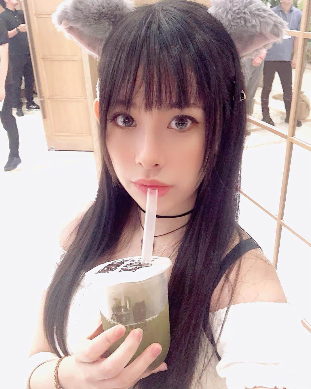 柳瀬アビーさんのインスタグラム写真 - (柳瀬アビーInstagram)「人生初の緑茶タピオカ🍵 いつもミルク系に走る私ですが さっぱり緑茶もあり！めっちゃ美味しくて暑い季節にピッタリでした❤︎ 甘すぎず、渋みも少ないので飲みやすいです_:(´ཀ`」 ∠): #茶猫屋本舗#緑茶#タピオカ#猫#猫耳#influencersexpo#cat#yummy#tapioca#tea#likeforlikes#instagood」9月12日 15時03分 - abbie_yanase