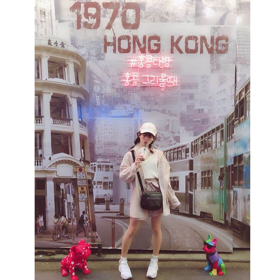 朝日花奈のインスタグラム：「今更ですが 4月に行った時の🇰🇷💕 #韓国旅行 #韓国 #ソウル 道歩いてたら #インスタ映え しそうなところあったw なんて書いてあるかわからないけど #黒花堂  の #タピオカ  持ってたから笑」