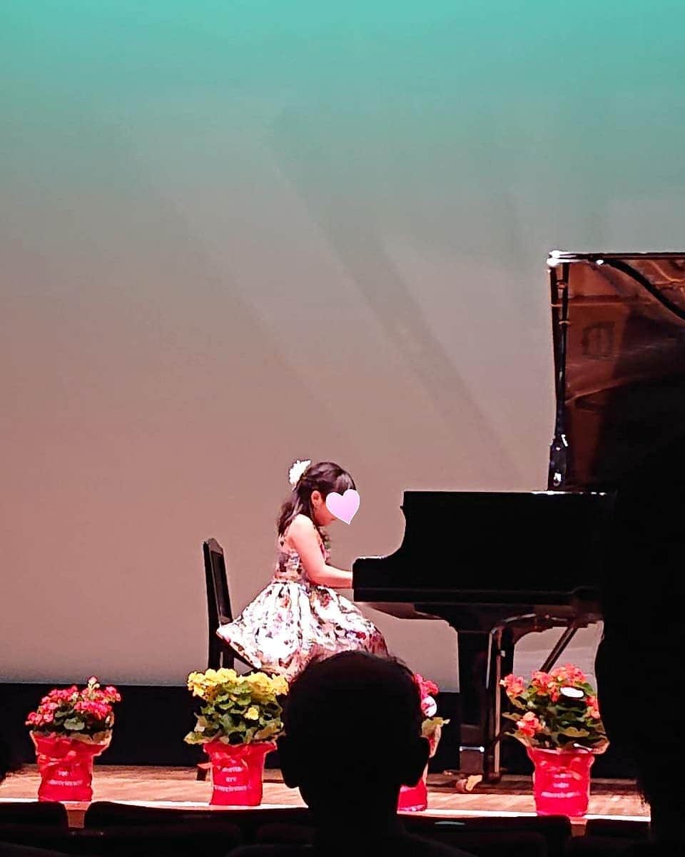安田さちさんのインスタグラム写真 - (安田さちInstagram)「週末、ピアノの発表会がありました🎹  次女も4月から習い始めたので、今年は姉妹で参加🙃  練習は親も大変でしたが、何とか本番までに形になって安心しました💨  ピアノを弾いていると、一見おしとやかに見えますね😂  #ピアノの発表会」9月12日 15時17分 - sachi.yasuda31