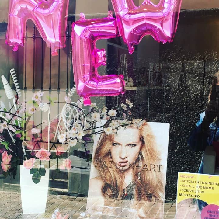 メイデンアートのインスタグラム：「Novità 🔥 Gioielli con lettere in oro chiaro 😊 . Scegli la tua iniziale. . Scrivi il tuo nome . Crea il tuo messaggio . 👉Dm per ordinare il tuo Gioiello personalizzato (spese di spedizione 🚚 gratuite) . New 🔥 Jewelry with letters 🎉 . Choose your alphabet. . Write your name. . Create your message. . 👉Dm for your jewelry personalized (free shipping worldwide 🚚). . . . . . #Jewelry #instajewelry #jewelryforsale #musthave #style #handmadejewelry #Bracelet #Necklace #Gemstone #Beads #metal #accessories  #selfmade #design #earrings #handmade #jewelrygram #swag #new #bling #boutiques #instadaily #bohochic #Silver #pendant #bohostyle #fashionjewelry #madeintaly #imageconsulting #personalshopper」