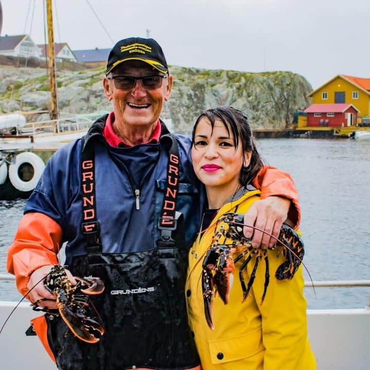 レイチェル・クーさんのインスタグラム写真 - (レイチェル・クーInstagram)「L A S T  two episodes of My Swedish Kitchen tonight. Tune in at 9pm on @foodnetworkuk to watch me get absolutely drenched (note to self wear waterproof make up when filming fishing scenes 💦) fishing for lobster on the west coast of Sweden 🇸🇪⁠ .⁠ .⁠ .⁠ .⁠ .⁠ .⁠ .⁠ .⁠ .⁠ .⁠ .⁠ .⁠ .⁠ #MySwedishKitchen #RachelKhoo #TheLittleSwedishKitchen #VisitSweden #Sweden #Swedishfood #TV #TVfood #lobster #fishing ⁠ ⁠」9月12日 15時30分 - rachelkhooks