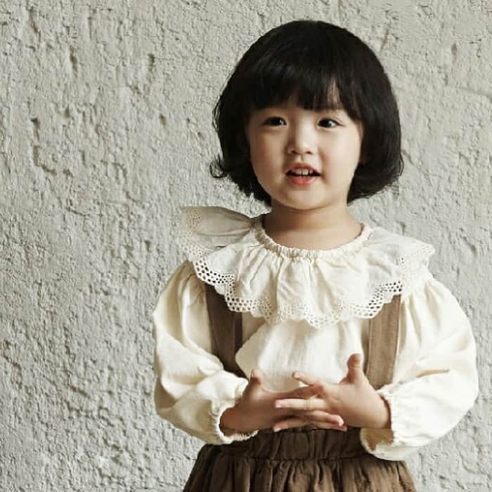こども達をラブリーにさせる韓国子供服ですー☀さんのインスタグラム写真 - (こども達をラブリーにさせる韓国子供服ですー☀Instagram)「衿にレースをあしらったキレイ目なブラウスです。 . 色はクリーム色と、濃いブラウンです。 . なんと言っても、このフリフリの大きめの襟が可愛いんです⭐︎ クリーム1色のブラウスも素敵ですが、茶色に白い襟のブラウスはお姉さん度がアップ🎶 . ☆☆********************☆☆ . color クリーム、ダークブラウン size 80cm-130cm . . ☆☆********************☆☆ . #韓国子供服マリンキャッスル . ☆☆********************☆☆ . .  #韓国子供服 #子供服 #ブラウス #ブラウスコーデ #女の子コーデ #コドモノ #kids #おしゃれさん #子育てグラム #子供のいる暮らし日常 #海外子供服 #インポート子供服 #インスタキッズ  #キッズファッション #キッズコーデ女の子 #r_fashion #ガールズトレンド研究所 #子ども服ショップ #女の子服 #女の子服コーデ」9月12日 15時35分 - marinecastle_kids