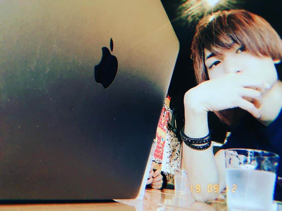 のインスタグラム：「吉田くんのパソコンと俺。  #BKT #breakthrough #mac #insta #ワンマン 近い #打ち合わせ #秋 もうそろそろ #音楽 制作の日々#2日連続  #ナポリタン 食べてる #ナポリタン部」