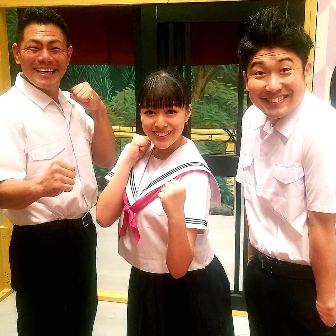 レイチェルのインスタグラム：「今週は祇園花月にて、  タケオさんリーダー週に出演させていただいておりますよ！  太田さん・小林ゆうちゃんと一緒に、高校生役を楽しく、いや、たぁのぉしぃーーーく、やらせていただいておりますよ！  月曜日までやっておりますので、宜しかったら祇園花月に是非是非ですよっ！！！！！ 😆😆😆😆😆😆✨✨✨✨✨✨🎶🎶🎶🎶🎶🎶🎶」