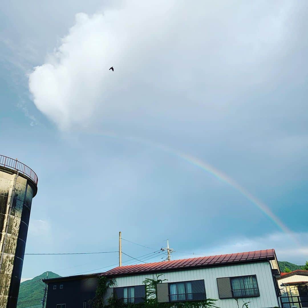 のインスタグラム：「. 二重虹🌈🌈 . #雷雨大丈夫でしたか？ #その後の虹🌈 #しかも2重の🌈🌈 #rainbow #instagood #instaphoto」