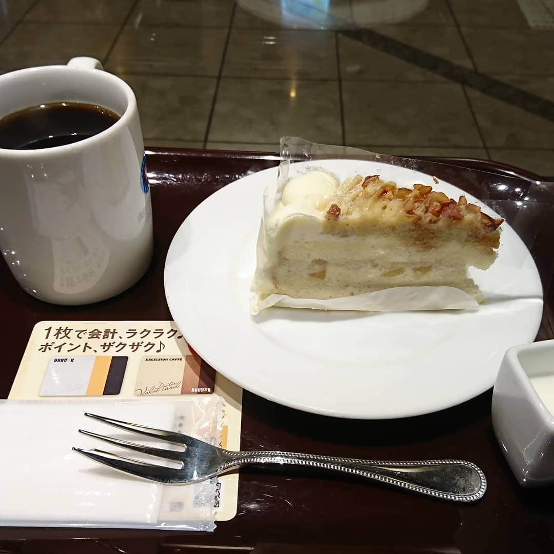床嶋佳子さんのインスタグラム写真 - (床嶋佳子Instagram)「お友達からケーキの写メをもらったら自分も食べたくなっちゃった〜😝 たまにはいいかっ！相変わらず単純だな〜😅 リンゴとポテトのチーズケーキ❣️😋」9月12日 15時52分 - yoshiko.tokoshima
