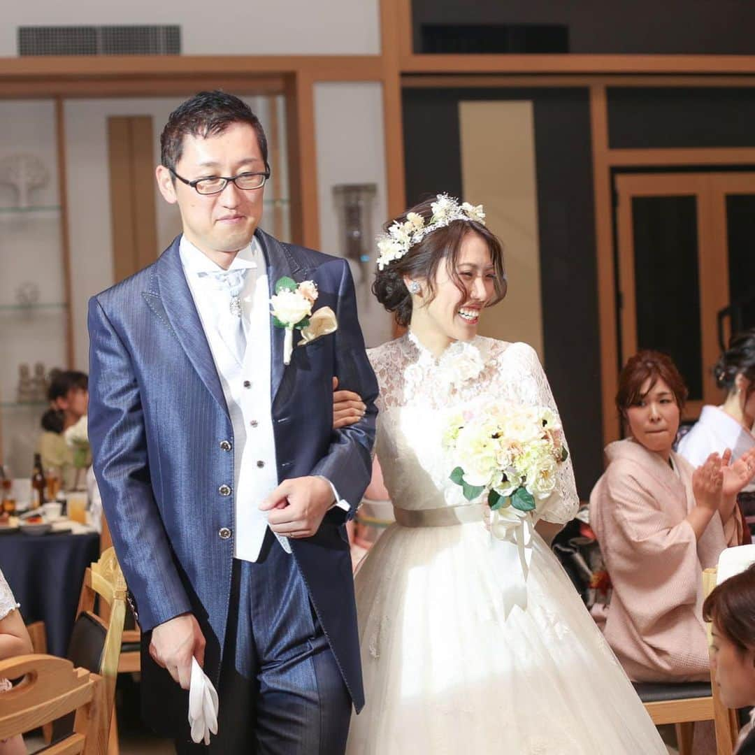 八雲迎賓館 【結婚式 パーティ 記念日 人生儀礼】福井さんのインスタグラム写真 - (八雲迎賓館 【結婚式 パーティ 記念日 人生儀礼】福井Instagram)「. . ♡八雲の卒花さんレポ♡ 2019年6月挙式　N様 . ウェディングドレスでの入場は大階段から。 フォトフレーム「レジェンド・フィット」では おふたりが絵画になったかのような素敵なシーンに♡ . . 会場：月灯り~TSUKIAKARI~  @yakumogeihinkan . 衣裳：モードコレクション美和 　@modecollectionmiwa . . . #八雲迎賓館  #月灯り　#披露宴会場 #ウェディングドレス #タキシード　#ドレス #大階段入場　#大階段 #披露宴演出　#フォトフレーム #レジェンドフィット　#絵画 #プレ花 #結婚式をもっと自由に #結婚式振り返り #結婚式の思い出 #福井 #福井県 #福井市 #結婚式 #結婚式場 #福井結婚式 #福井結婚式場 #福井の結婚式場 #結婚式レポ #八雲の卒花さん #photolinx　#フォトリンクス #スナップ　#専属カメラマン」9月12日 15時52分 - yakumogeihinkan