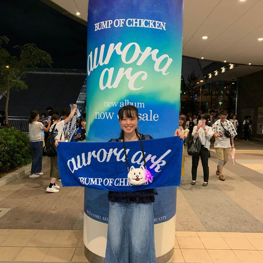 澤田亜紀さんのインスタグラム写真 - (澤田亜紀Instagram)「BUMP  OF CHICKENのドームツアー🙌🙌🙌 先行発売でチケットがあたり、約2年振り🎉 銀テープ取れへん場所やったけど、いっぱい持ってた人から分けてもらえました😂 そしてコスギのごいちくんとパシャリ📸  #auroraark  #bumpofchicken  #京セラドーム」9月12日 15時53分 - aki_sawada_107